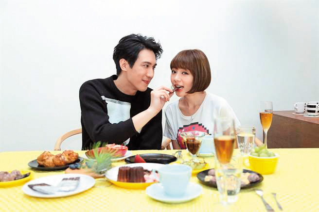 單身4年的林明禎（右），拍〈那麼愛你〉MV與男主角鄒宗翰（左）傳出緋聞，當時女方旋即否認。