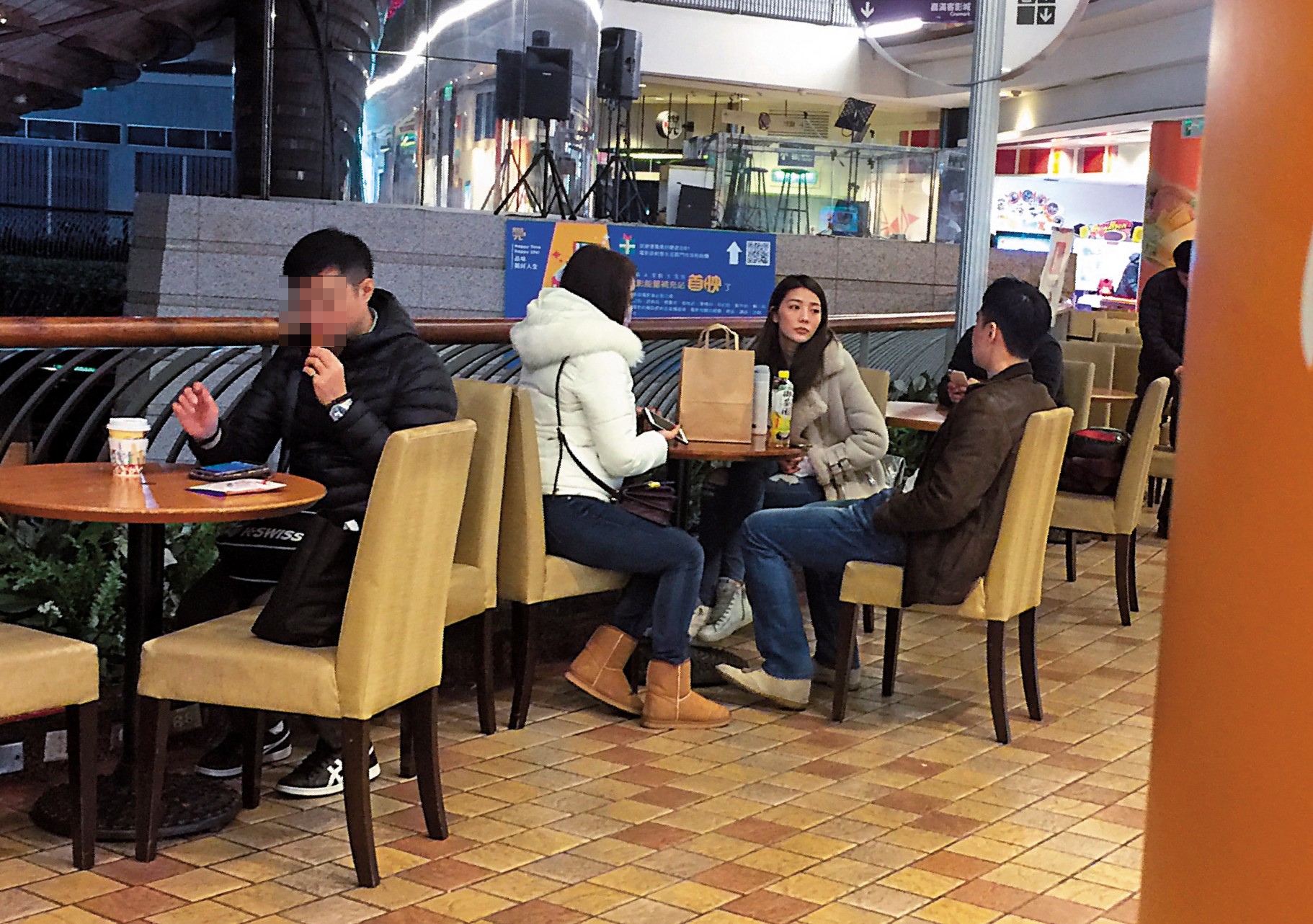 本刊今年年初拍到吳亞馨跟張承中約會，但後續不了了之，張承中傳出另擁新歡，而且本刊也收到情報，指張承中和新歡穿著居家出現在松山附近。