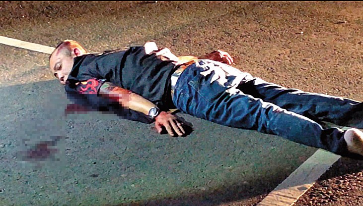 咖啡在臉書直播四處嗆聲，這次因舞小姐糾紛，公開挑釁舞廳而遭人打斷手腳，丟包在火葬場旁空地。（翻攝畫面）