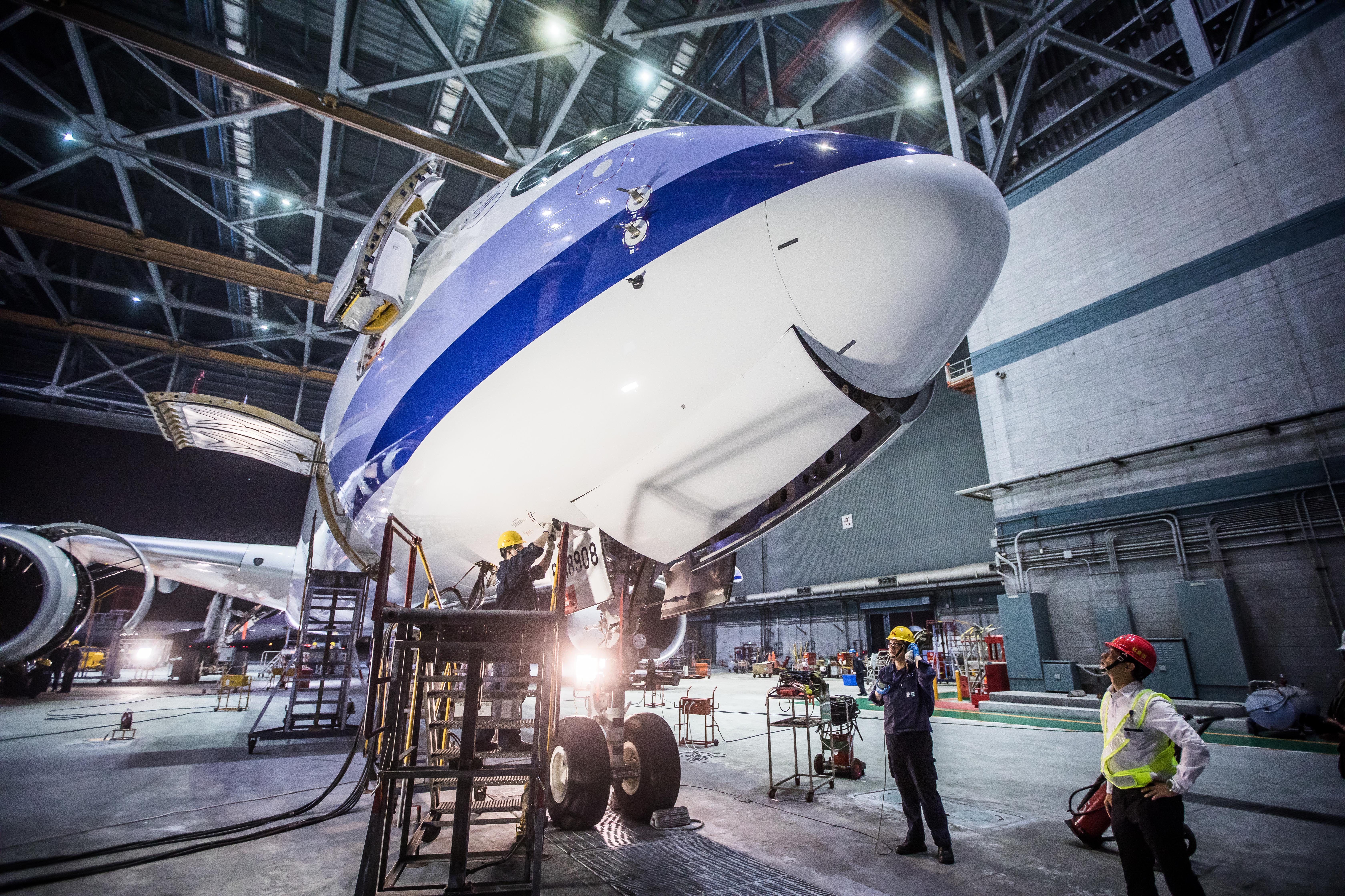 何煖軒出狠招正面迎戰對手長榮航空,要搶攻航太商機。