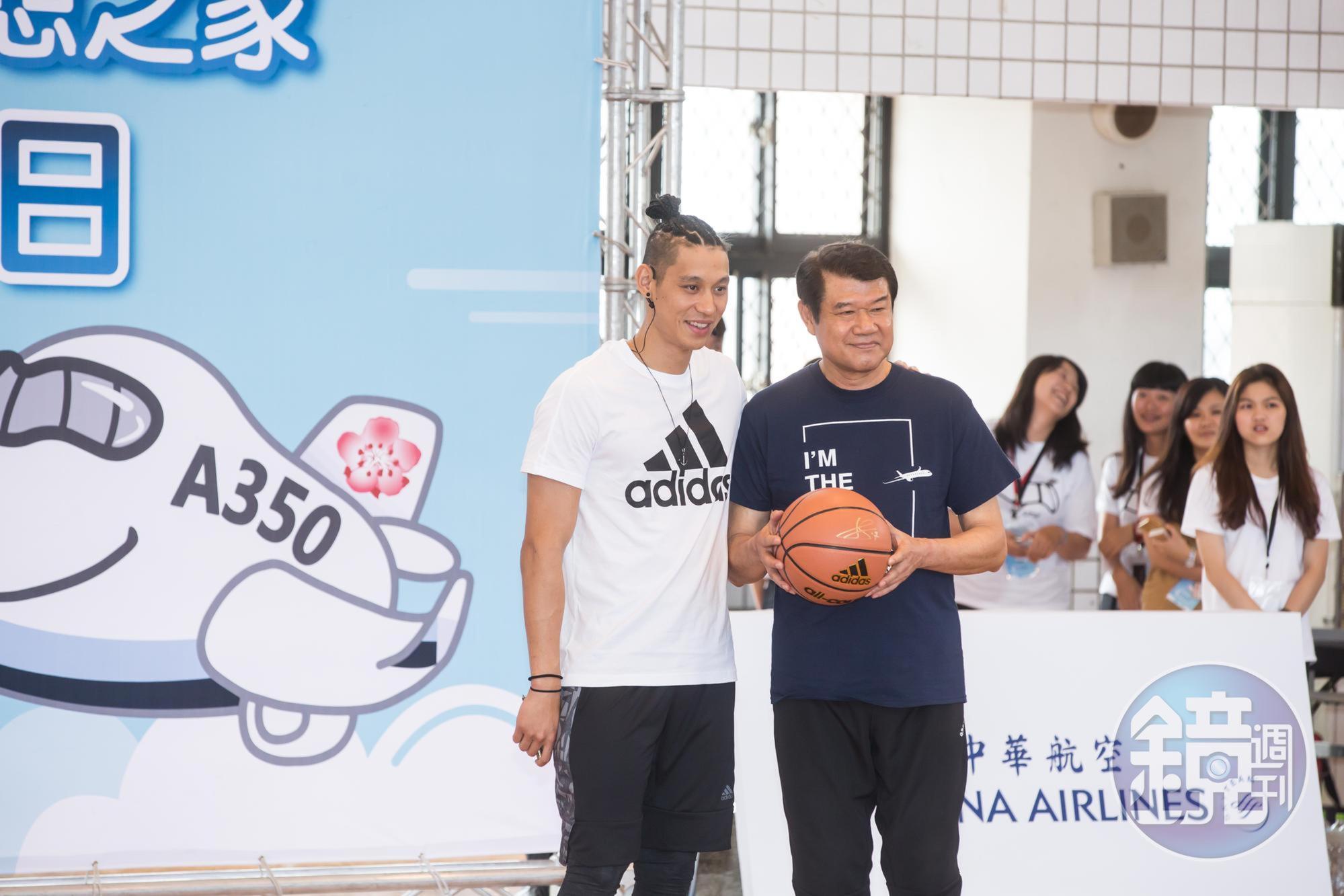 警界出身的何煖軒私下愛打籃球,去年還邀請NBA球星林書豪回台作公益,鐵血手腕的他,其實也有親民、溫暖的一面。