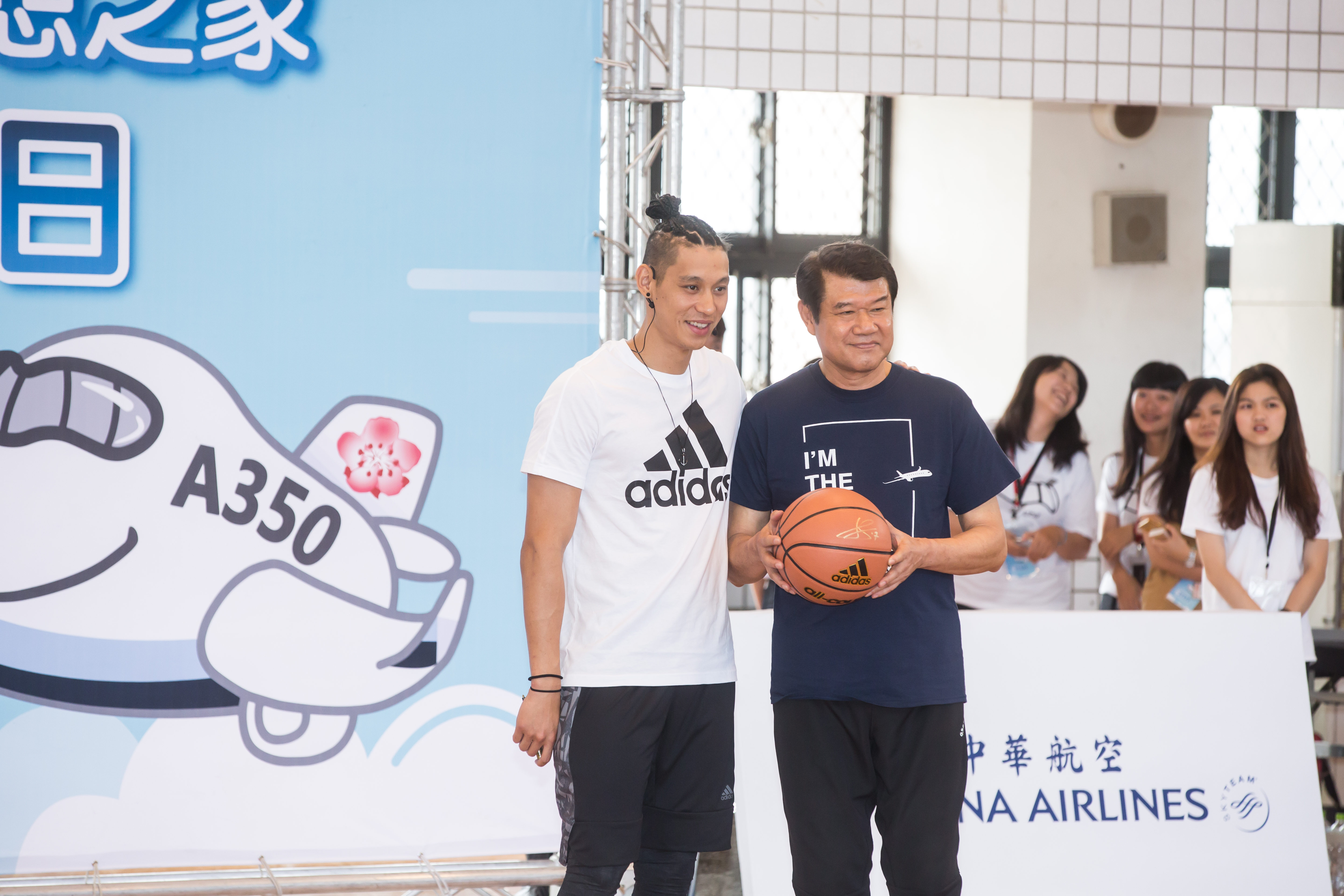 警界出身的何煖軒私下愛打籃球，去年還邀請NBA球星林書豪回台作公益，鐵血手腕的他，其實也有親民、溫暖的一面。 