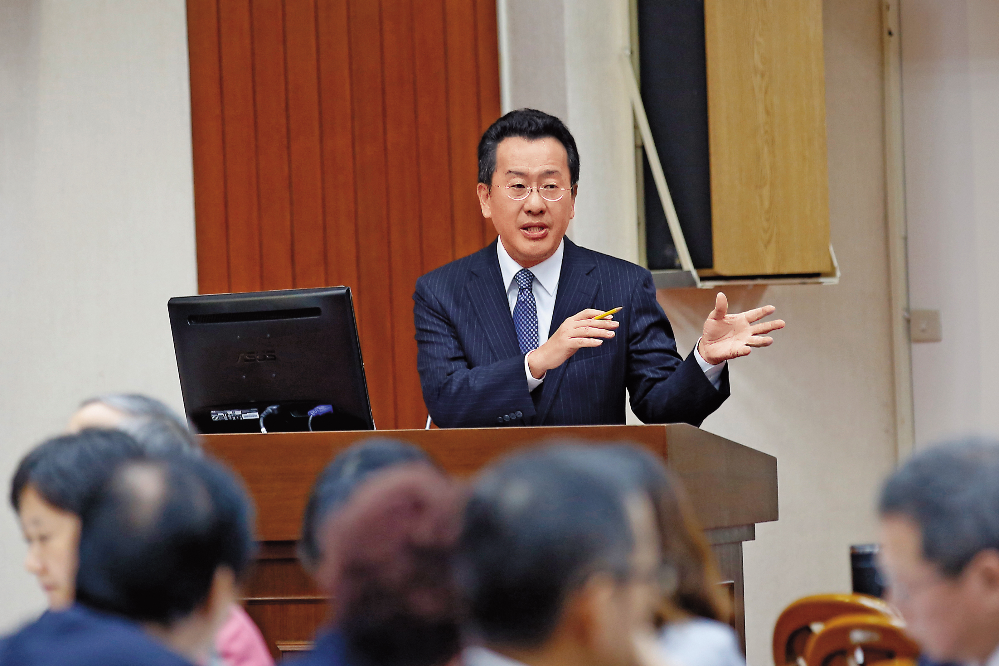 金管會主委顧立雄上任後,積極追討幸福人壽前董座鄧文聰掏空不法所得,至今已討回百億元,填補國庫損失。
