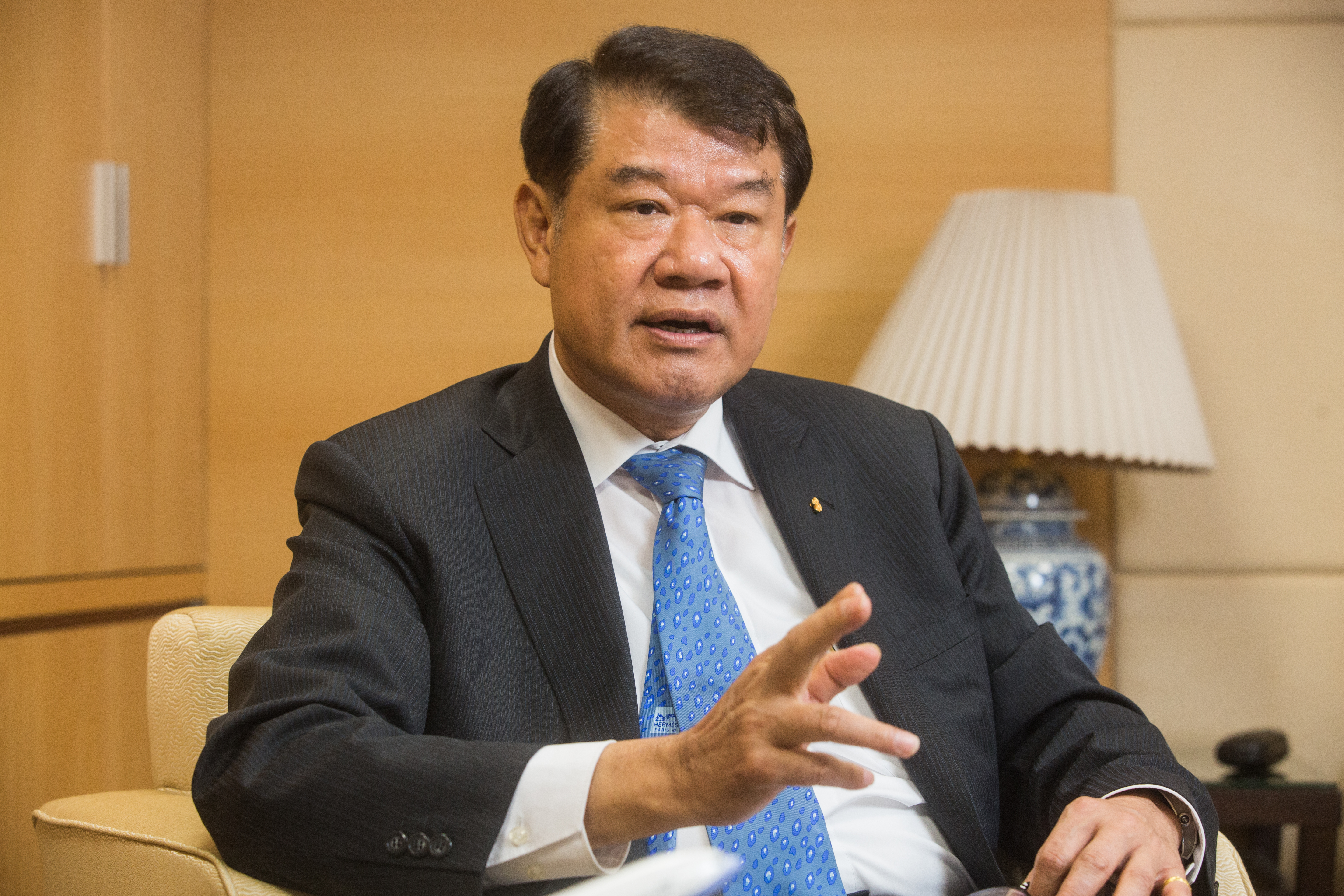 對於網路傳言他年薪千萬，何煖軒氣憤反駁及澄清。