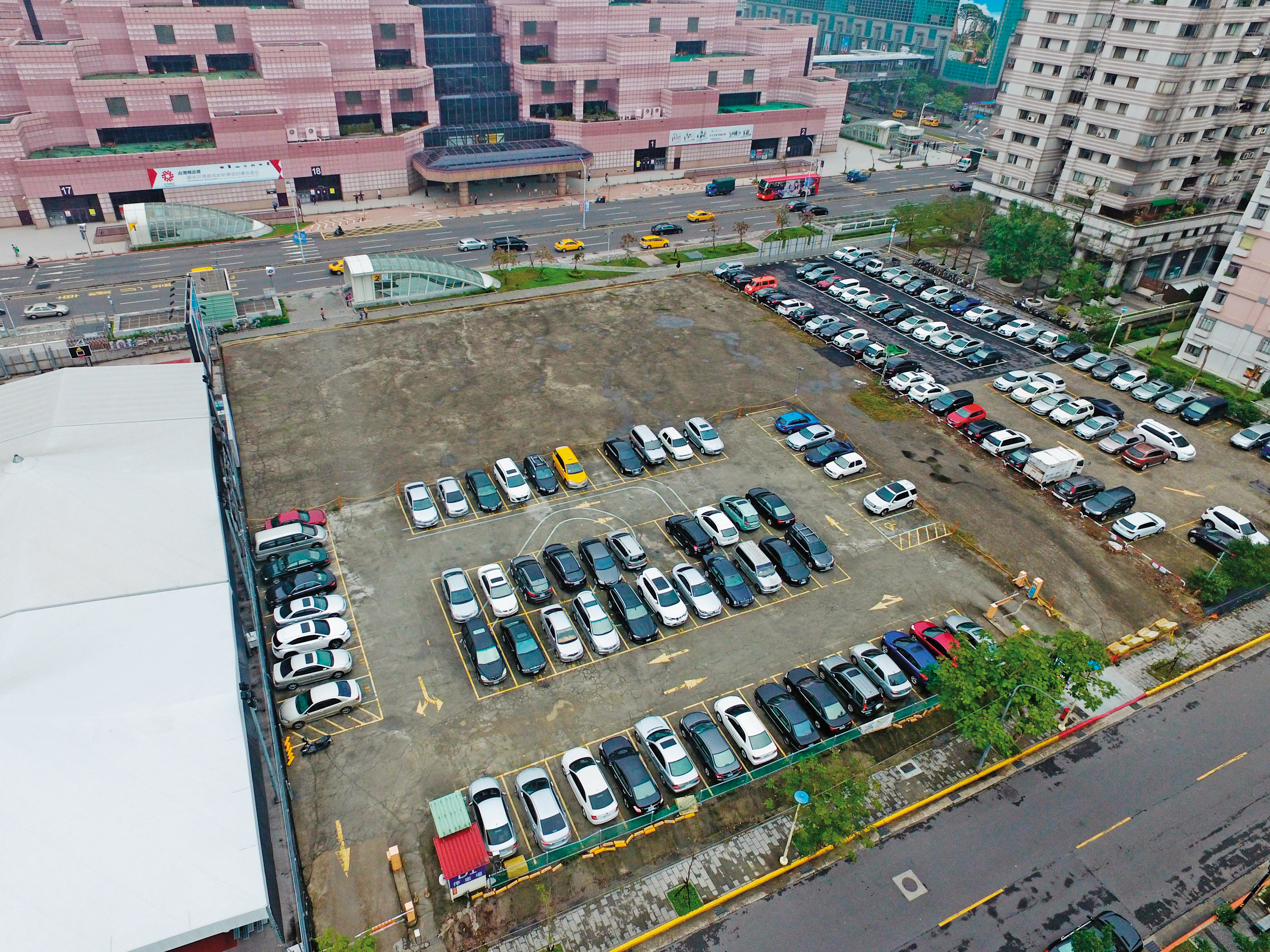 北檢查出，鄧文聰利用掏空幸福人壽資金，偷偷買下北市信義區的D1土地，企圖謀取暴利，已併案由高院審理。