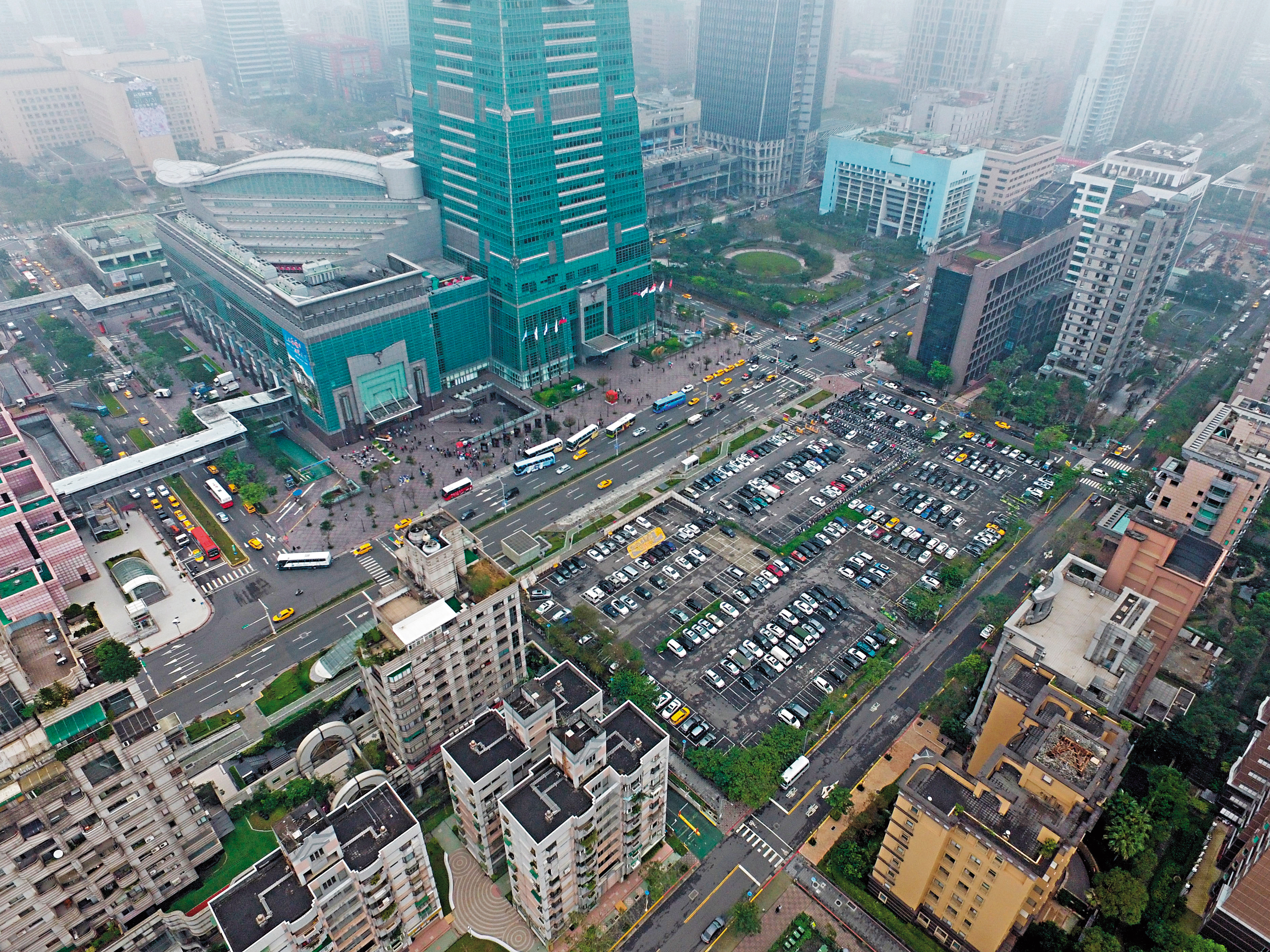 檢方認定101大樓正對面的D3土地，是鄧文聰以掏空幸福人壽資金所買，連帶也讓D3土地淪為法拍，甚至被法院加註部分禁止轉讓。