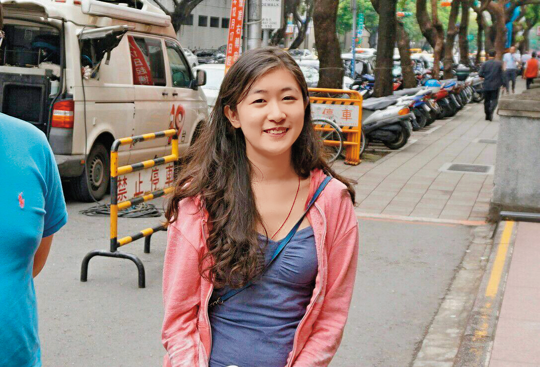 鄧文聰女兒鄧任妤長相甜美，是創作歌手，2011年發行過《幸福的約定》專輯，曾到庭替父親加油。