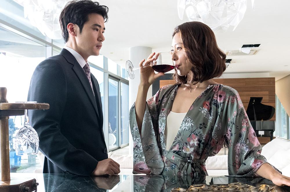 金剛于（左）在電影《消屍的夜晚》與金喜愛大談姊弟戀，卻在一開場就殺害她。（圖：friDay影音提供）