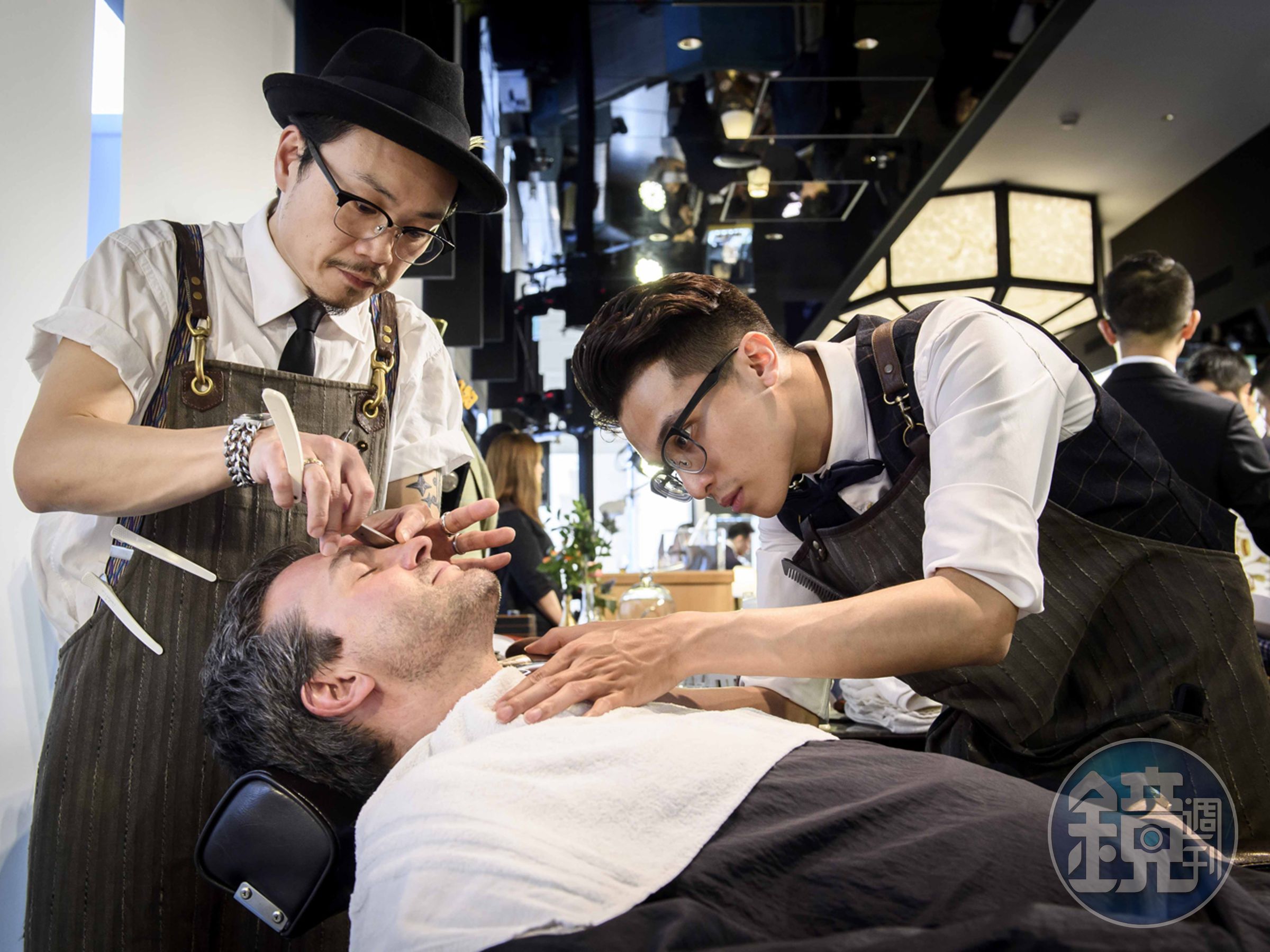也可以躺下來，享受一下【UNCLE廚棧】的Barber理容服務，宛如時光回溯至1940英倫年代。