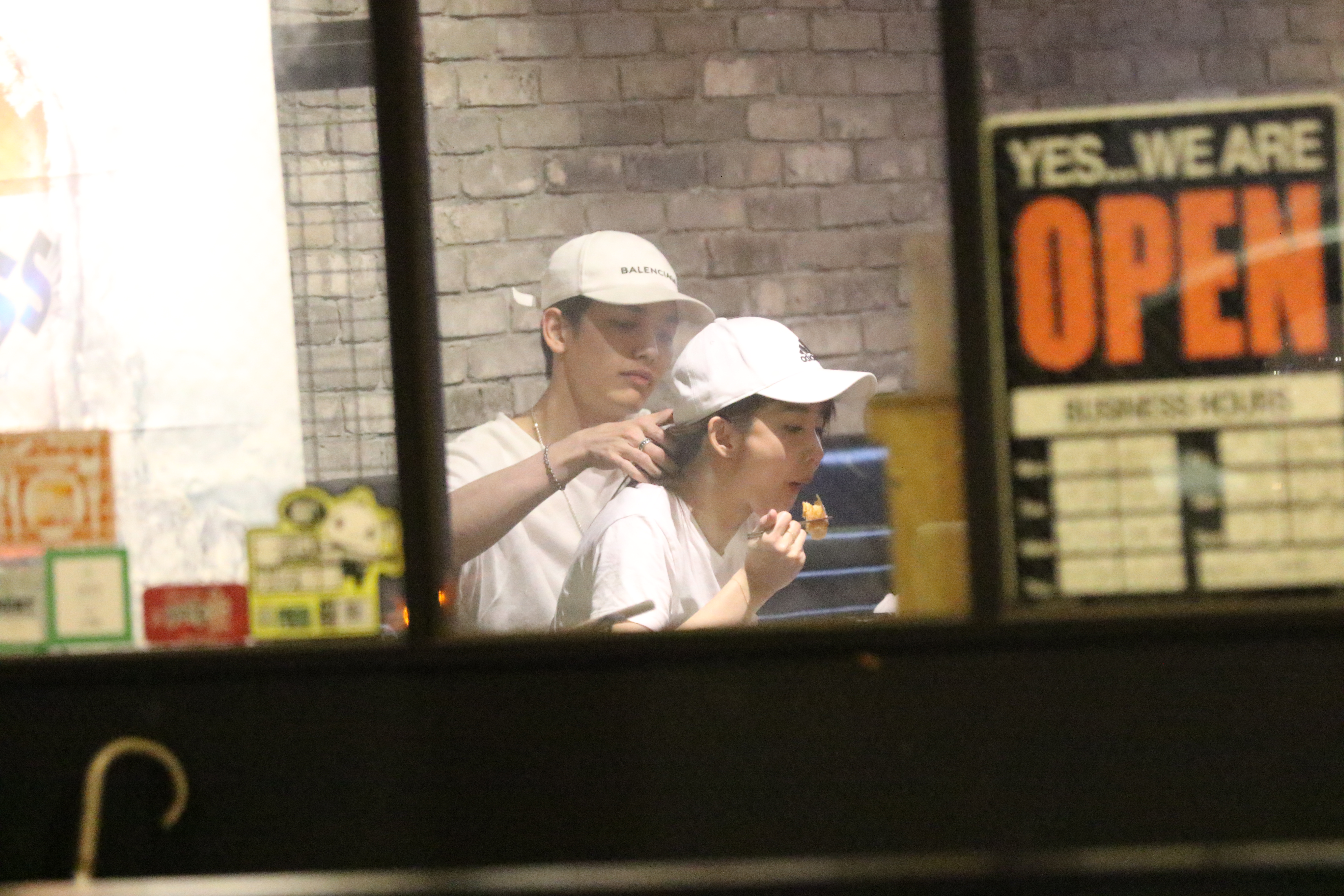 以綸和郭書瑤打得火熱，吃飯時還幫郭書瑤整理頭髮。