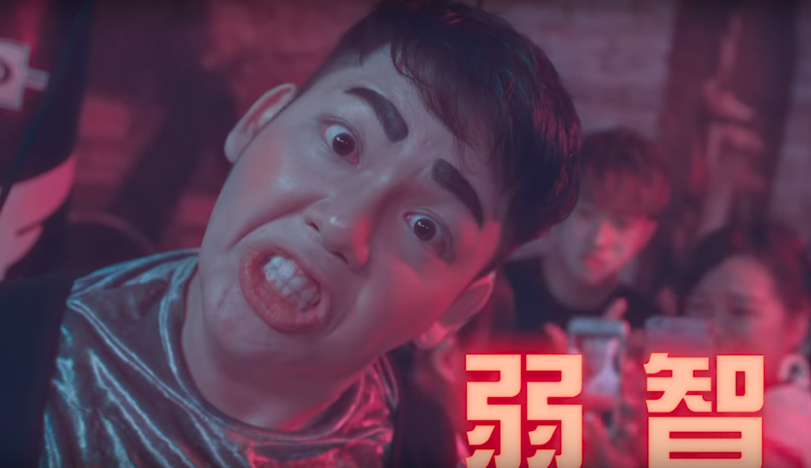 胖虎發新曲回嗆館長弱智，遭館長粉絲怒罵羞辱。（翻攝網路）