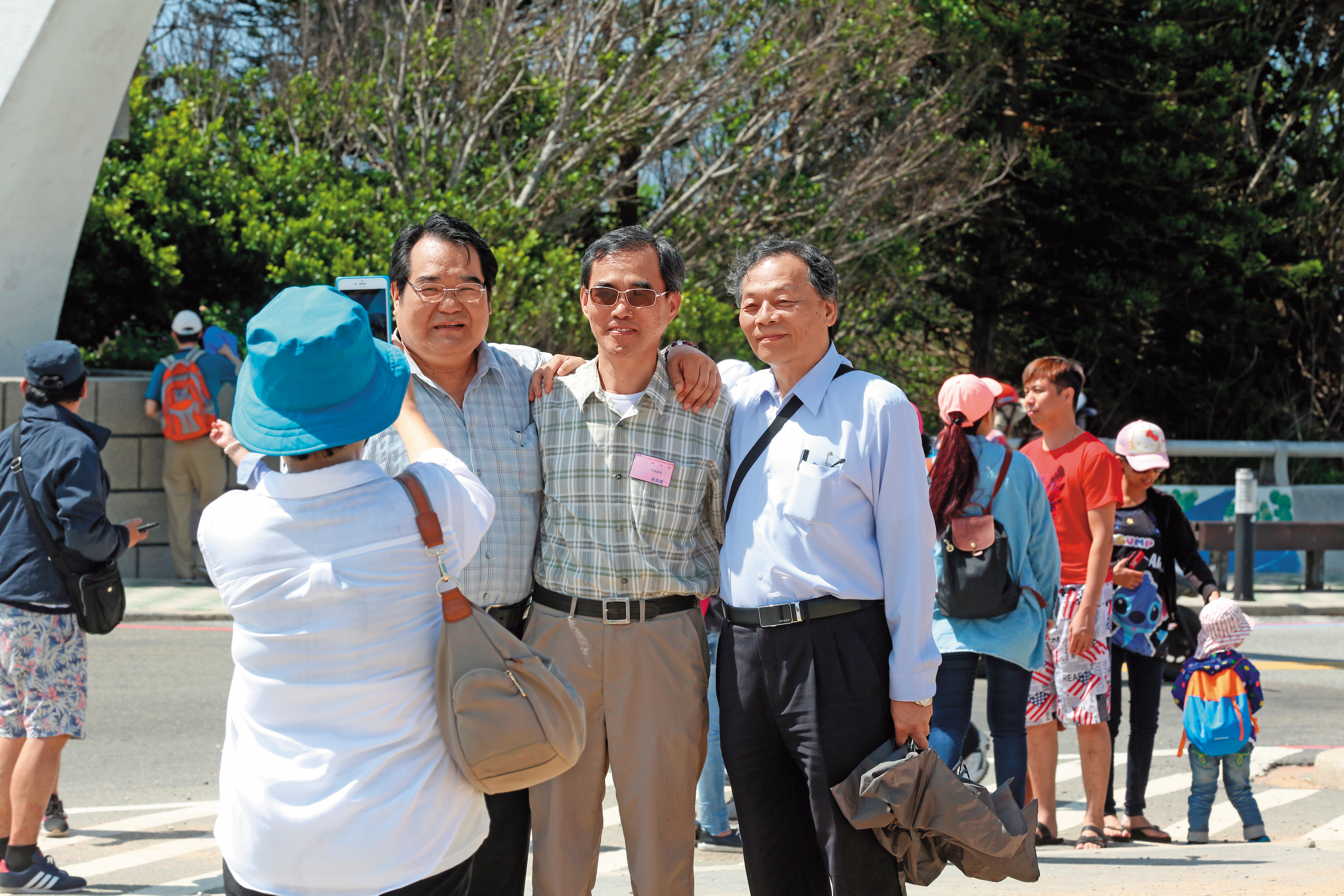 高等法院行政庭長林瑞斌5月18日早上9點多，率團在澎湖跨海大橋前合影。