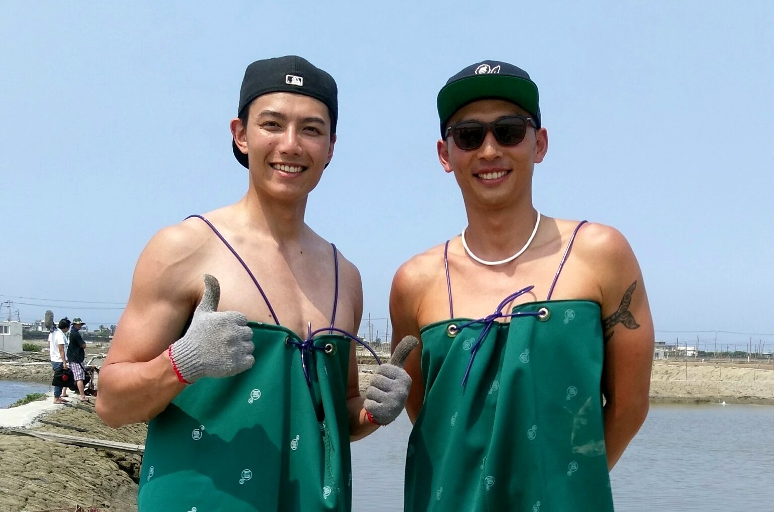 賴東賢（左）與賴俊龍主持《愛玩客》，展現精壯好身材。（三立提供）