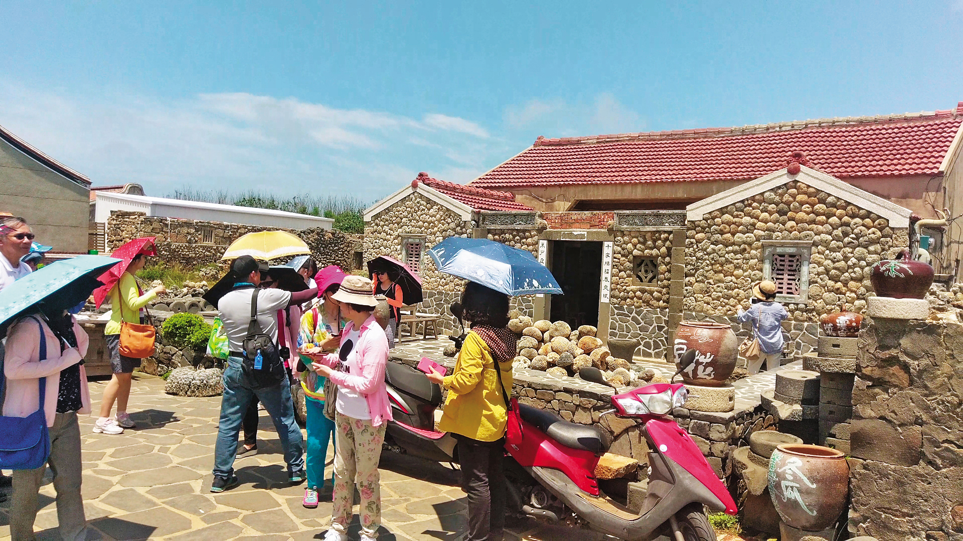 二崁聚落有咾咕石牆與閩南式古厝，也是高院法官團行程之一。