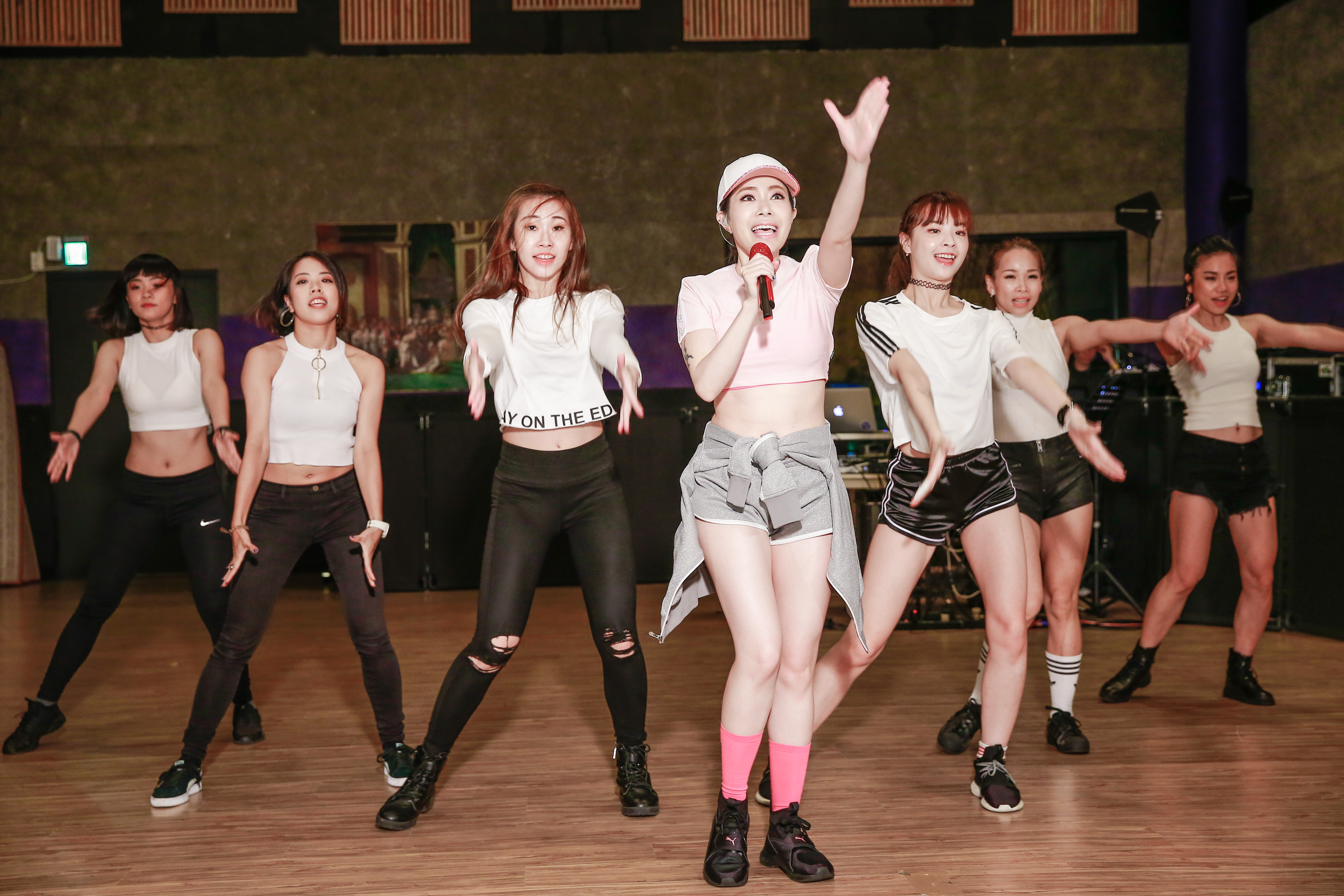 徐懷鈺在記者上載歌載舞，演唱經典歌曲〈妙妙妙〉。