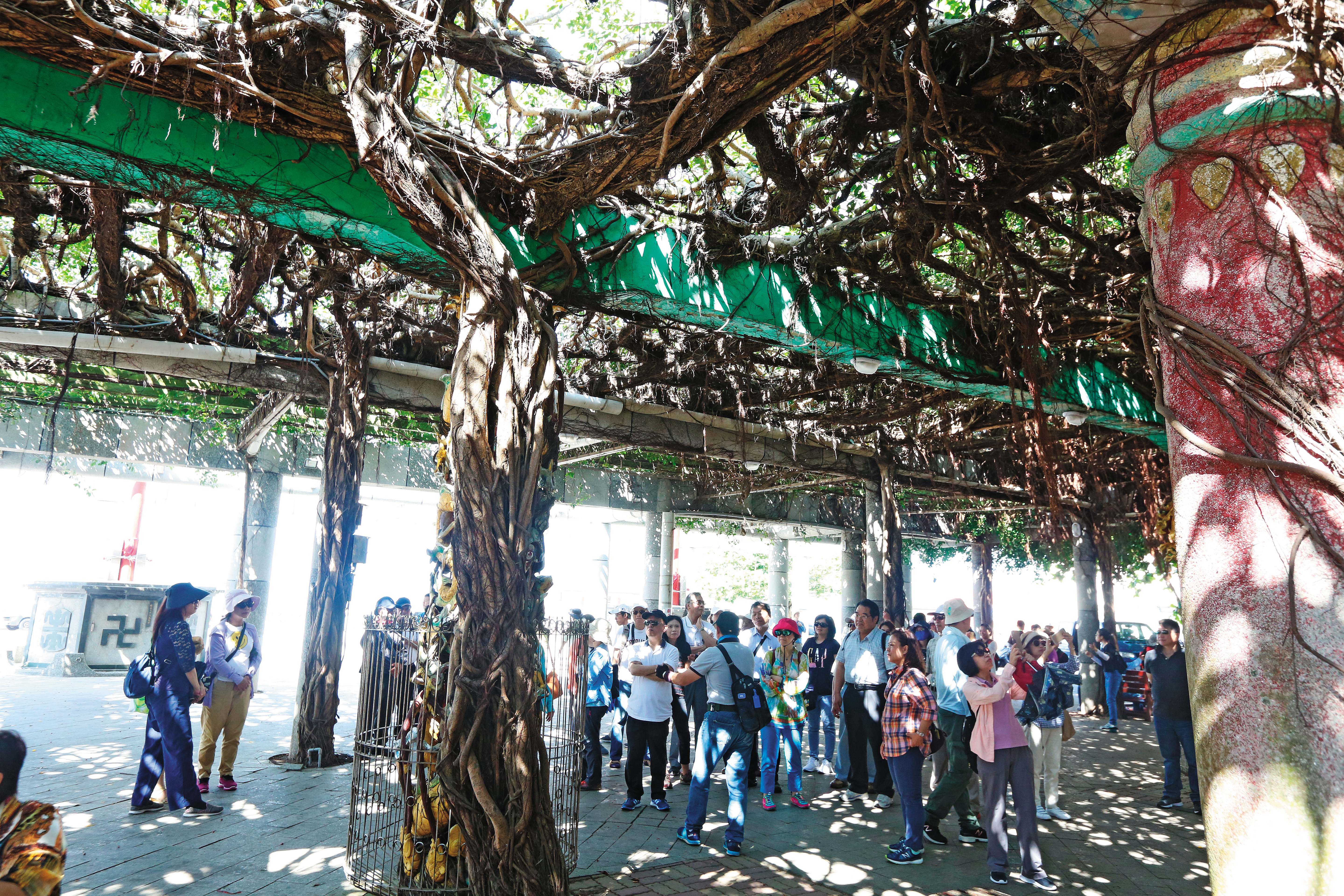 5月18日9點1分澎湖「通樑保安宮」是知名景點，法官團專心聽領隊講述歷史。