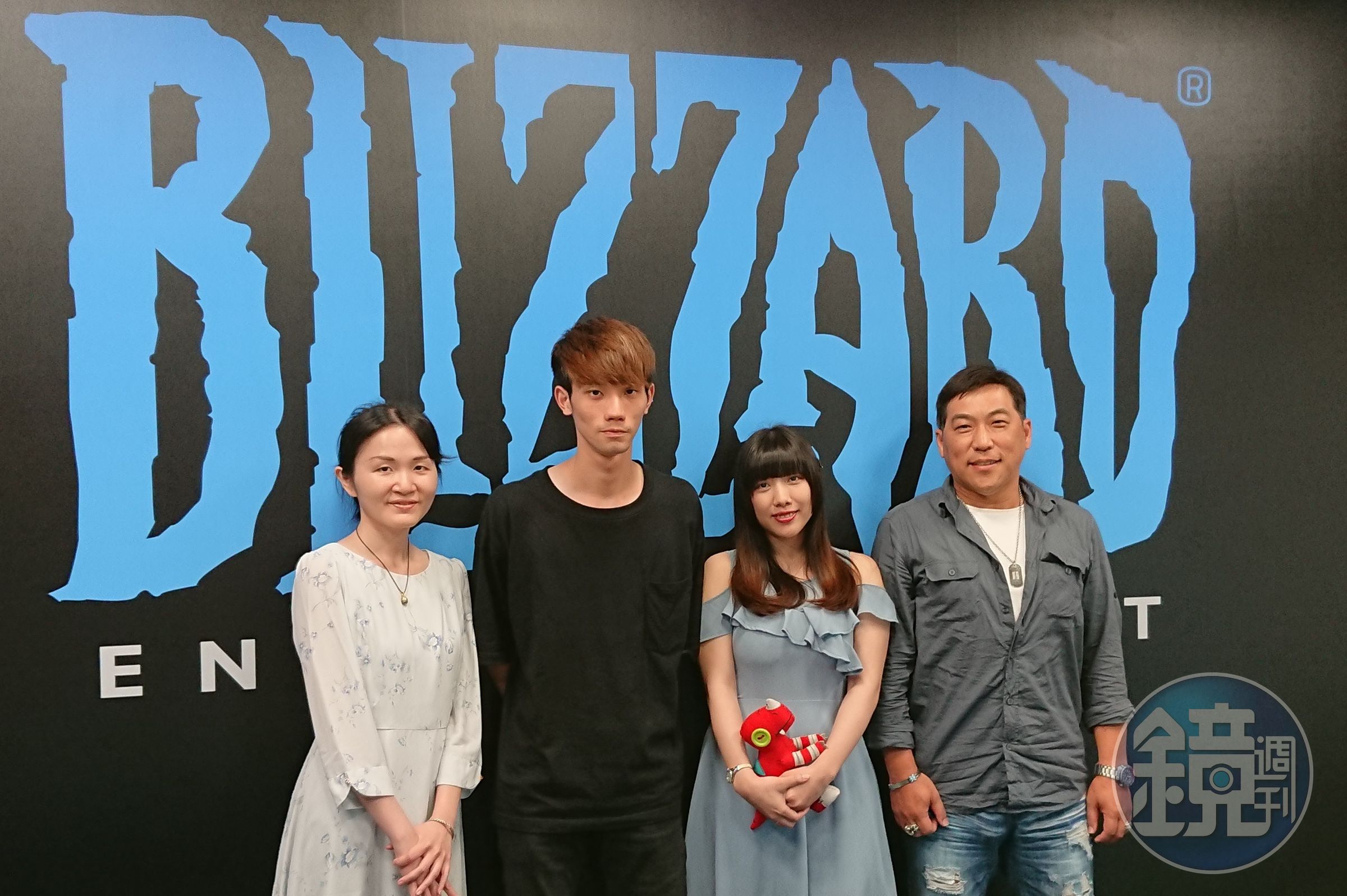 《魔獸世界》新資料片即將上市，台灣暴雪特別舉辦配音員徵選，三位獲選的配音員分別為Lulu、張敦喻、王蕎蕎（由左至右），最右方為評審之一、資深配音員曹冀魯。