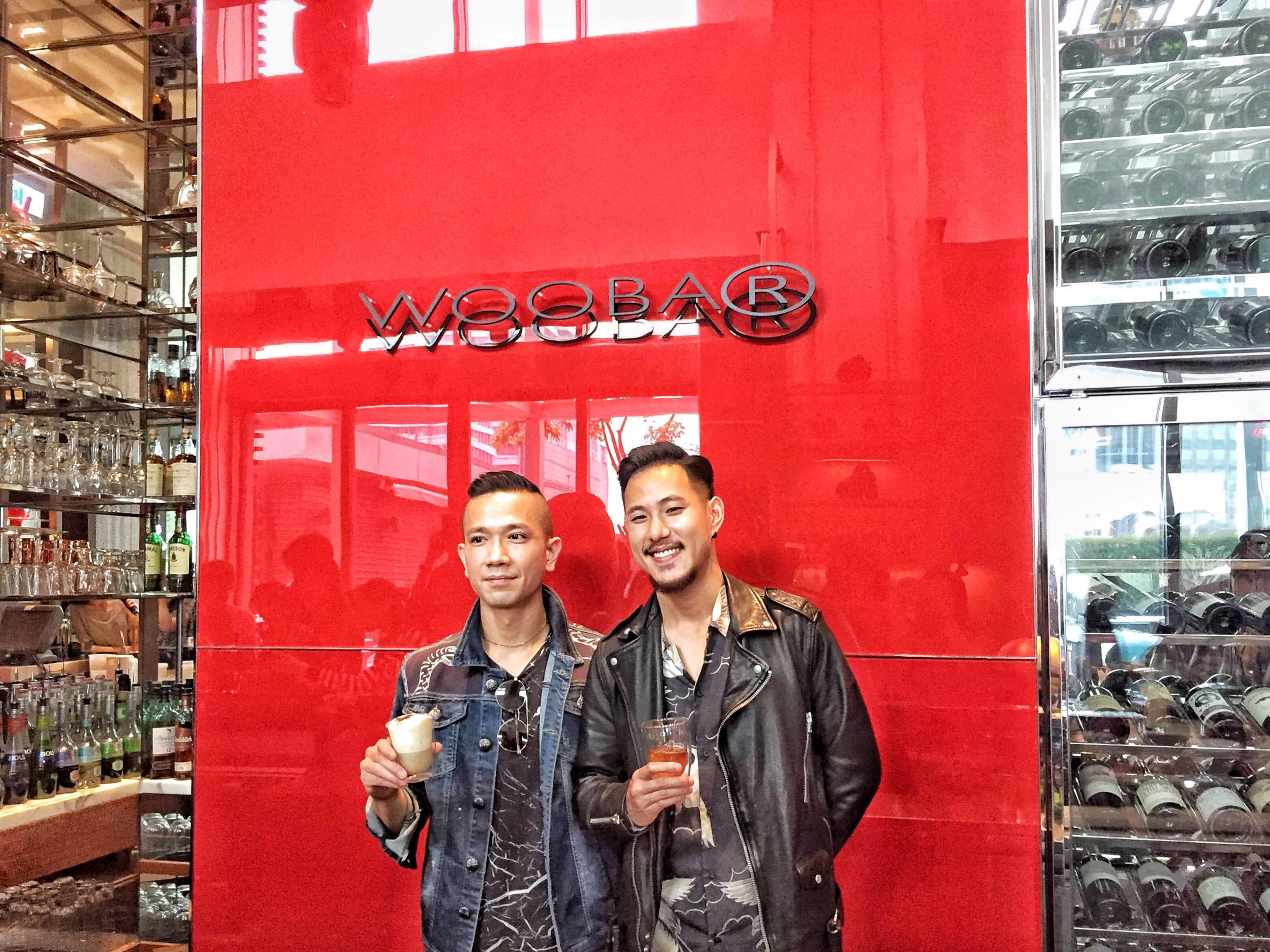 2017世界盃沖煮大賽冠軍王策（右）和「WOOBAR」合作，推出一款精品手沖咖啡，每天下午限量販售，為期一個月。他還與調酒師李光曜（左）共同創作一款咖啡調酒。