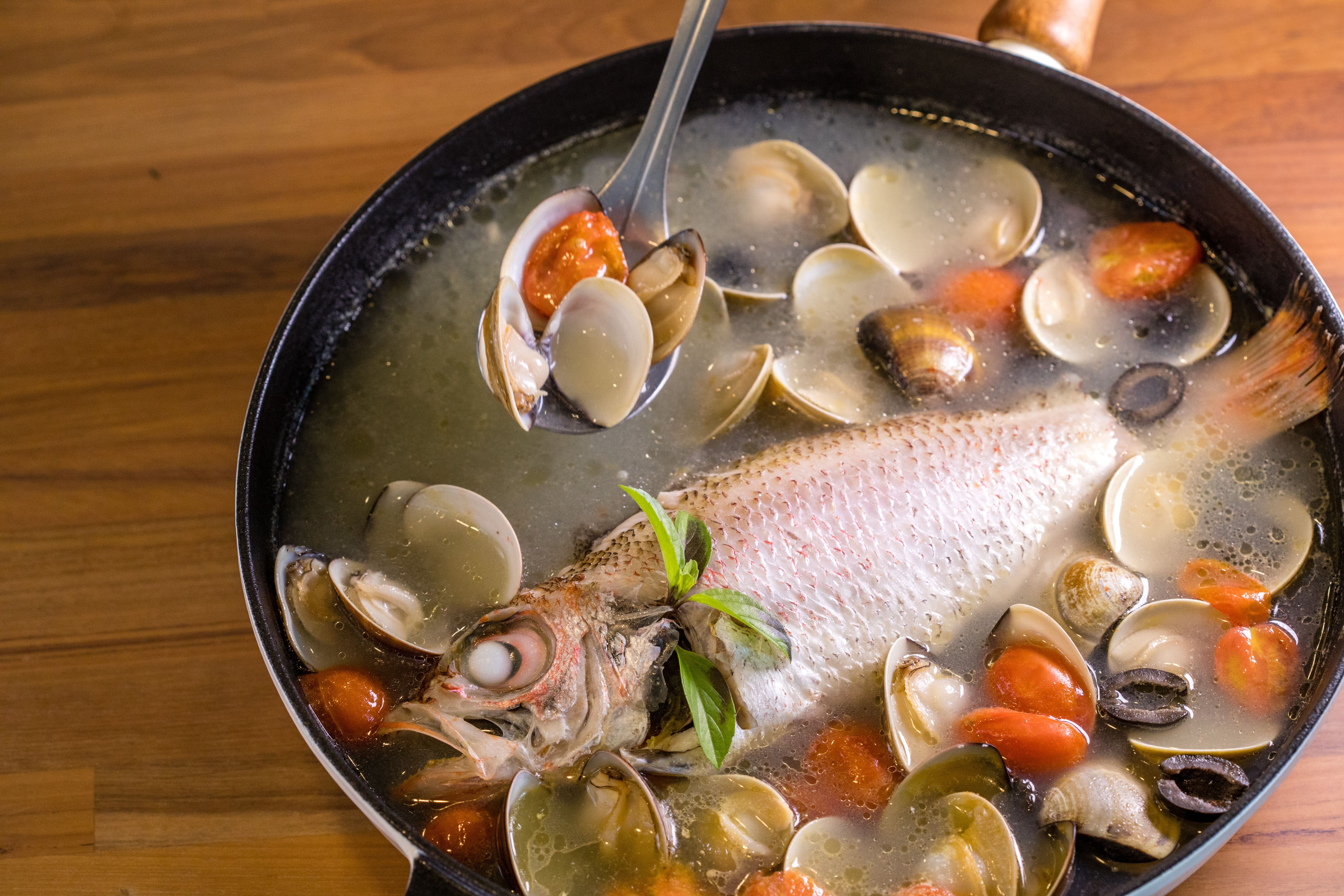 當天早晨採買的紅喉、蛤蜊烹煮出鮮美的義式經典菜「瘋狂水煮魚」。