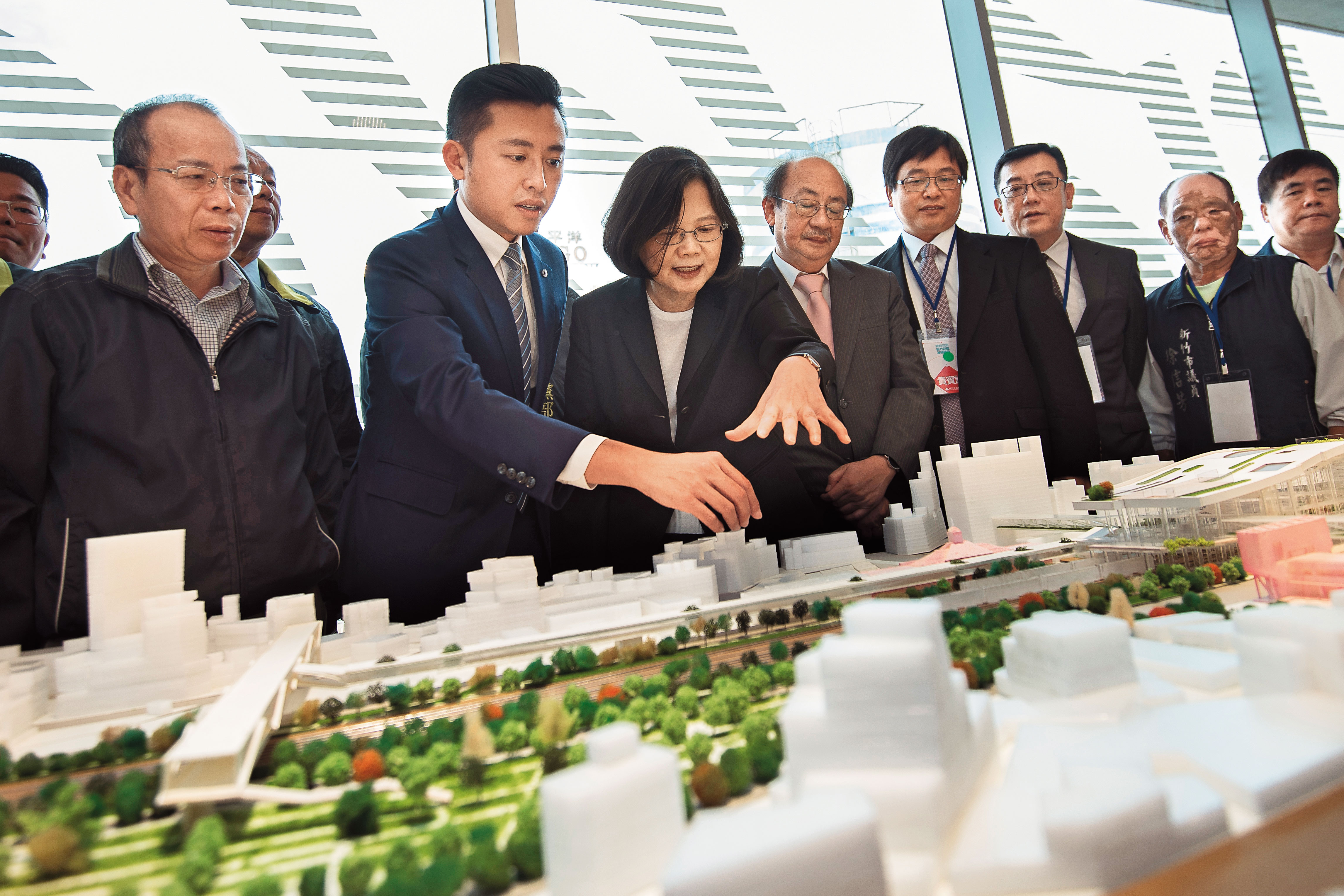 總統蔡英文力推前瞻基礎建設，大力推動都會區輕軌系統，除了基隆輕軌外，新竹也將蓋輕軌。（總統府提供）