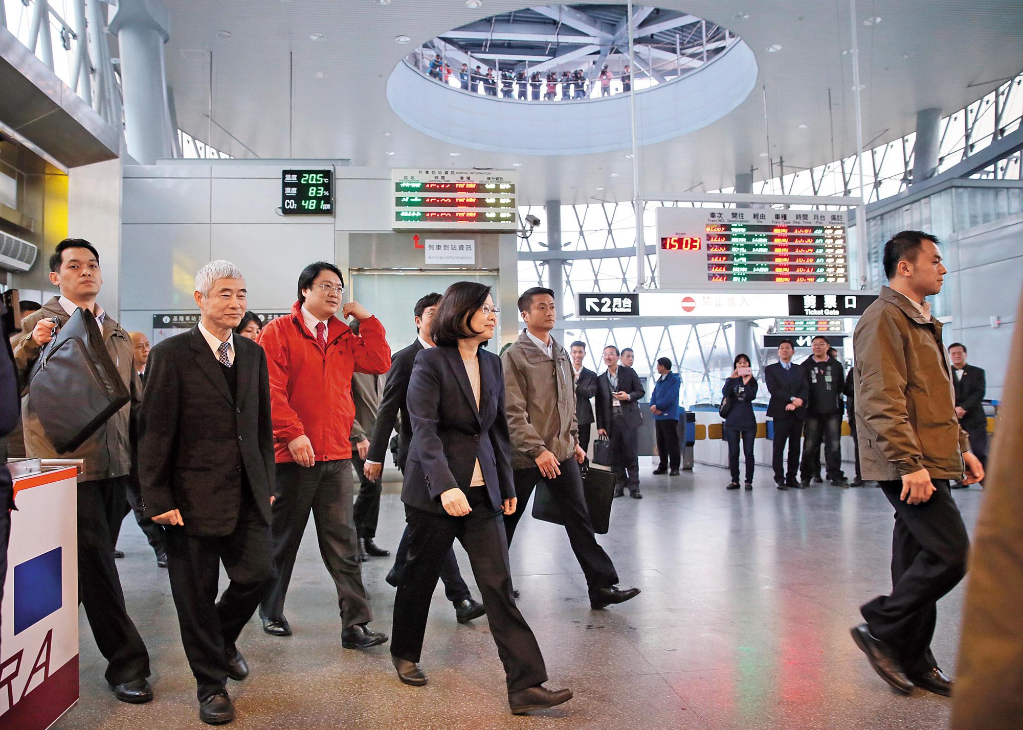 去年3月總統蔡英文在交通部長賀陳旦、基隆市長林右昌陪同下，在基隆新車站宣布投入80億元興建基隆輕軌。（總統府提供）