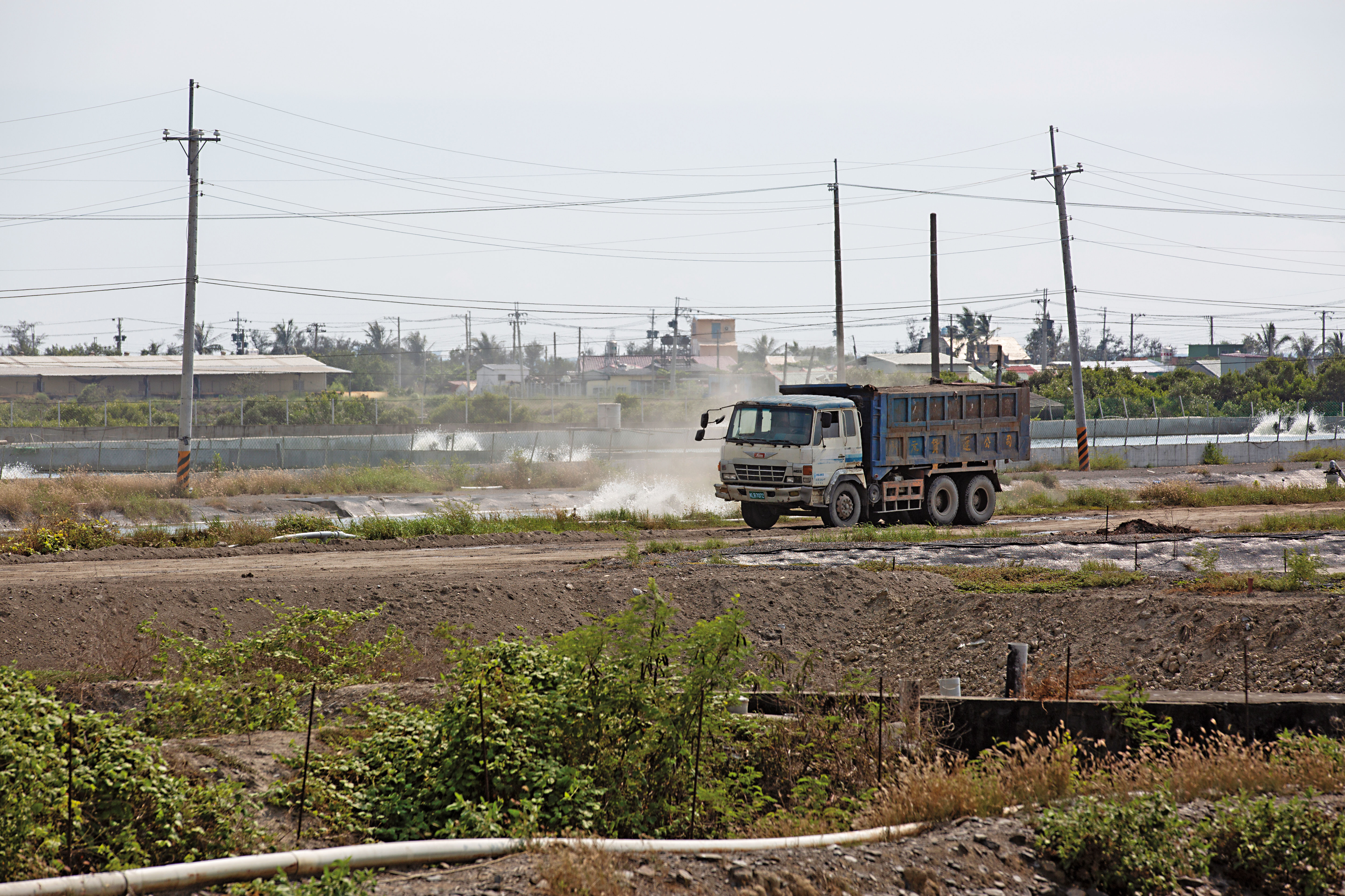 枋寮建興段農地被人傾倒有害廢棄土，廢土來源和地主都指向縣議員劉淼松。