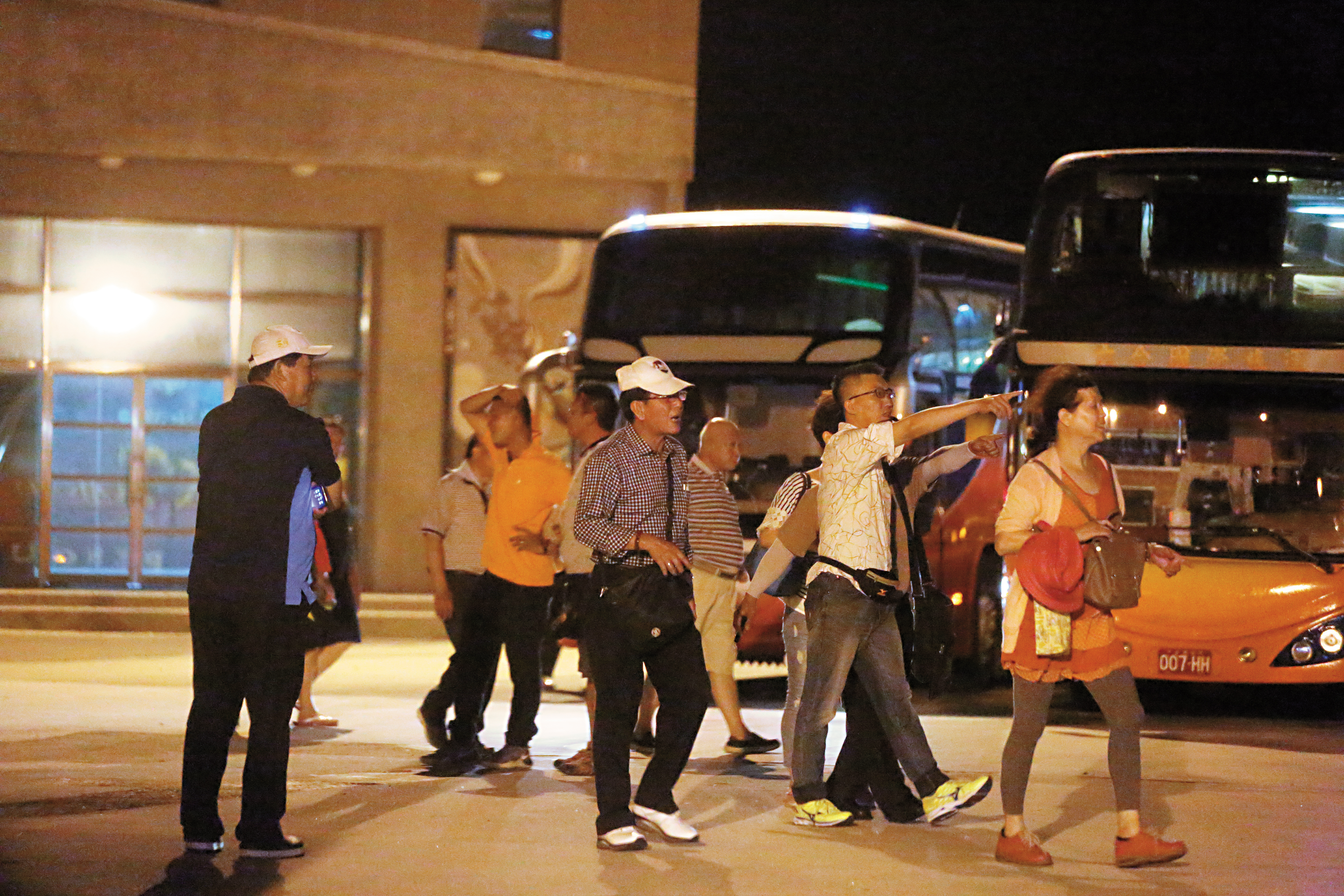 5月17日晚間21:36，高院法官團前往澎湖觀音亭觀看煙火，活動到近10點。