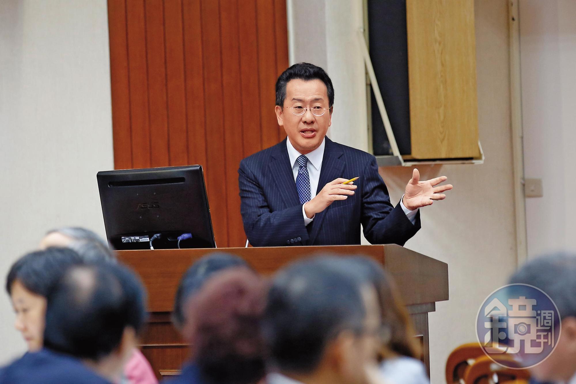 金管會主委顧立雄上任後，積極追討幸福人壽前董座鄧文聰掏空不法所得，至今已討回百億元，填補國庫損失。