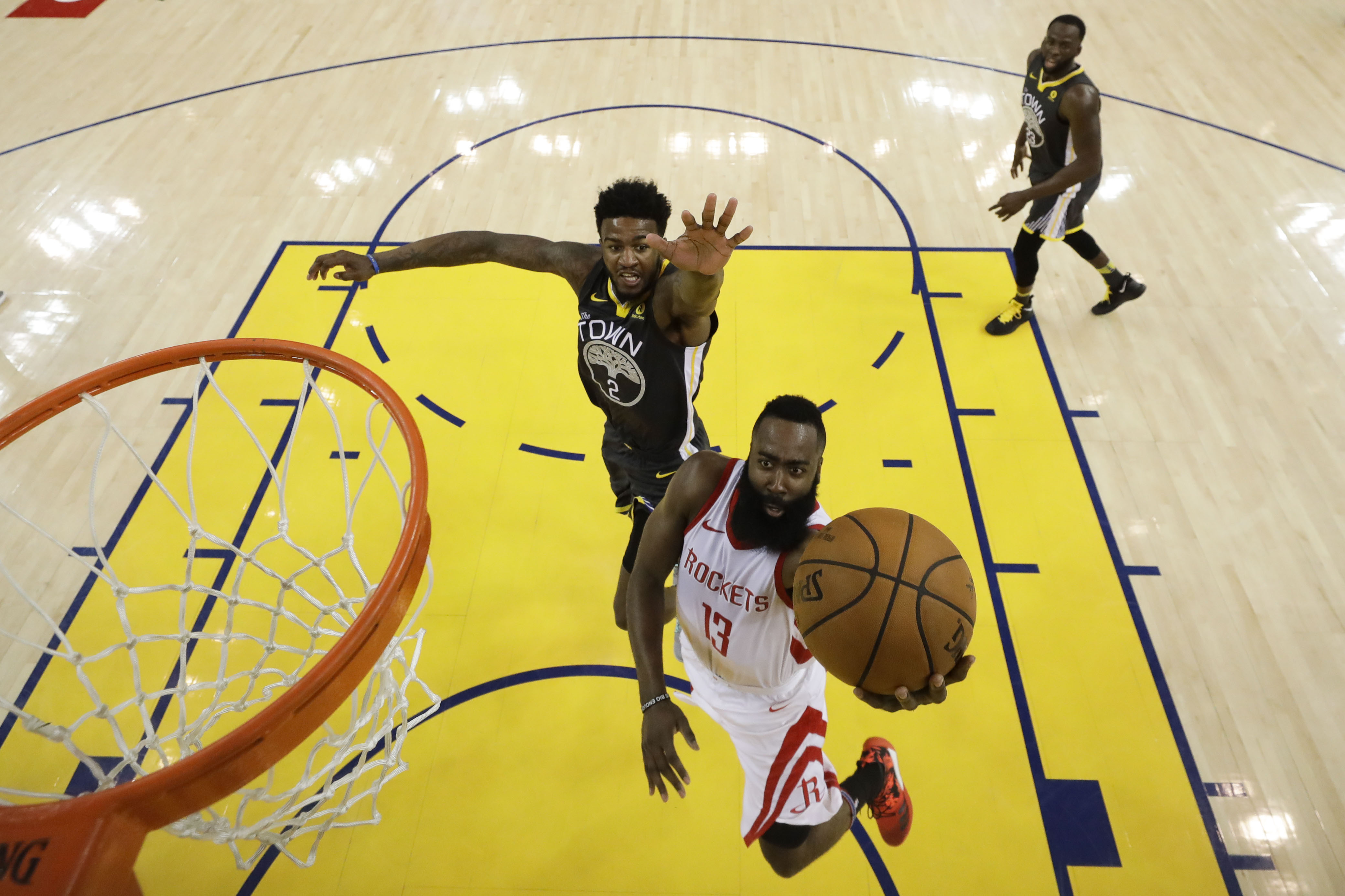 「大鬍子」哈登狂轟全場最高30分，幫助火箭以95比92擊敗勇士。（東方IC）