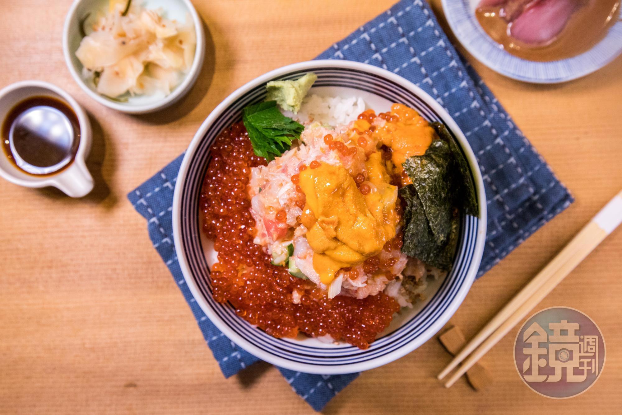 「ぜいたく丼 特上」的蟹肉、鮭魚卵、海膽都加好加滿，讓人不枉此行。（時價，圖中約3,500日圓，約NT$955）