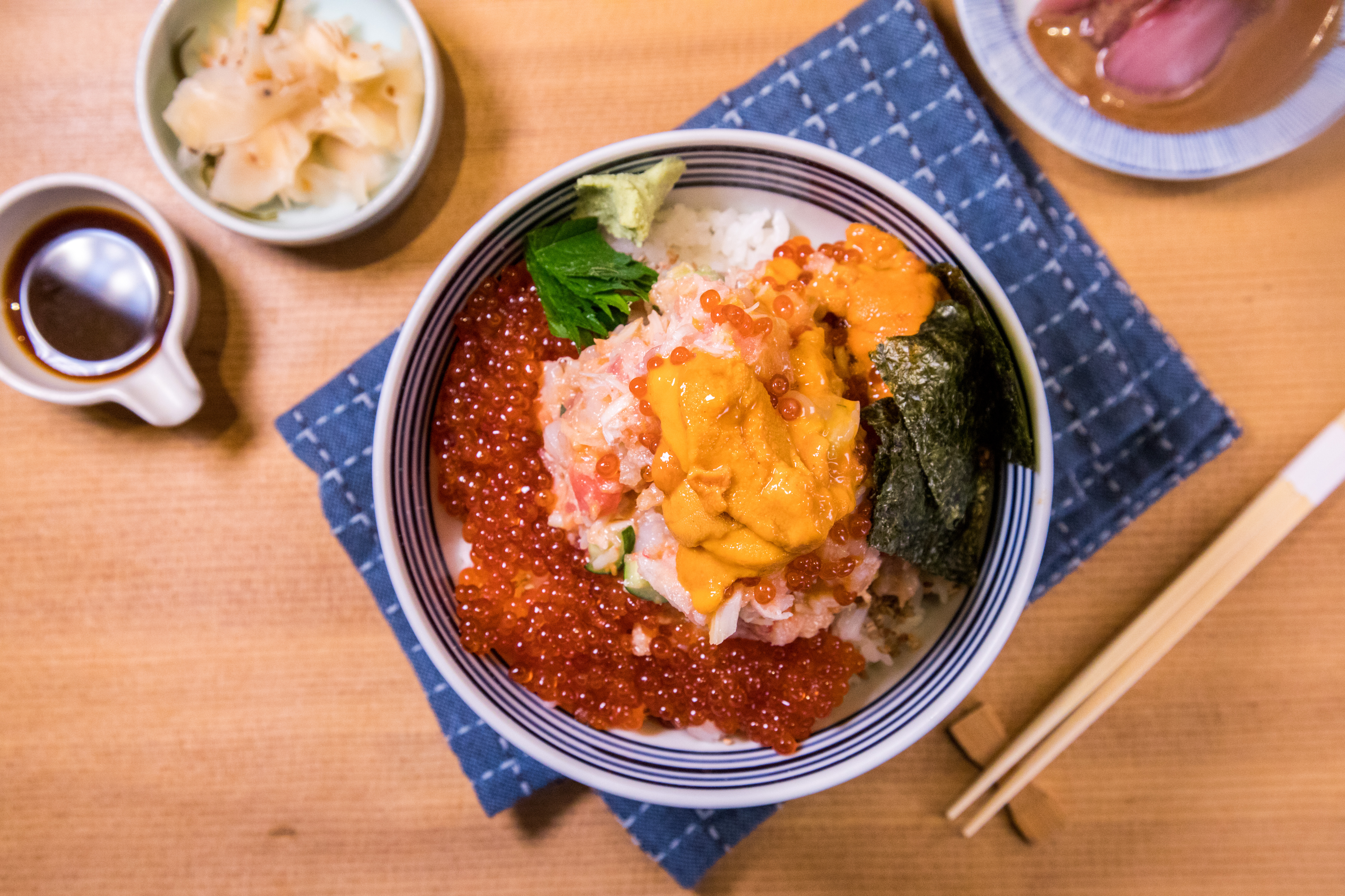 「ぜいたく丼 特上」的蟹肉、鮭魚卵、海膽都加好加滿，讓人不枉此行。（時價，圖中約3,500日圓，約NT$955）