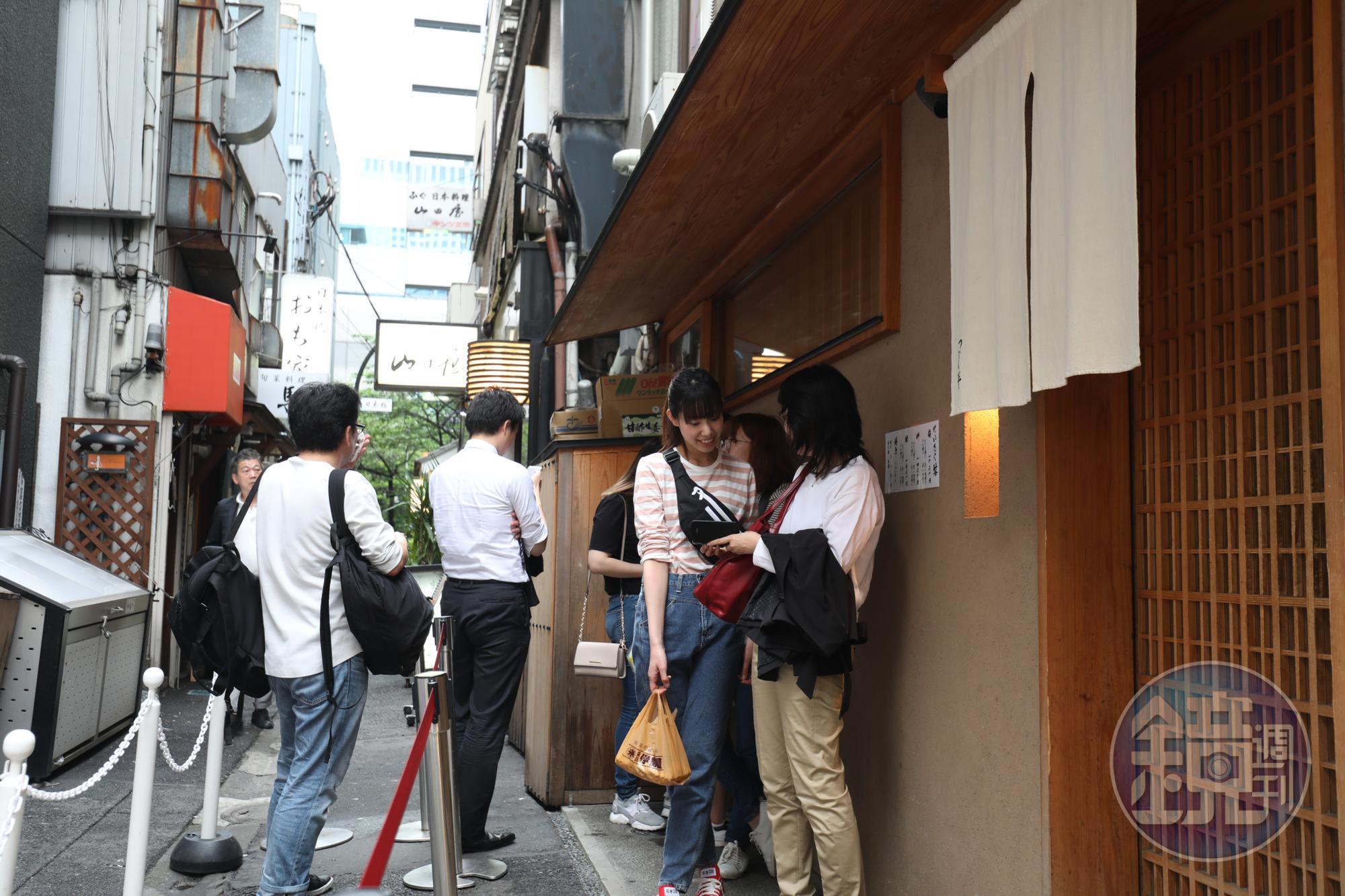 平日下午時段，門口已經出現排隊人潮，根據食評網站「食べログ」，用餐時段得排上至少一個半小時。