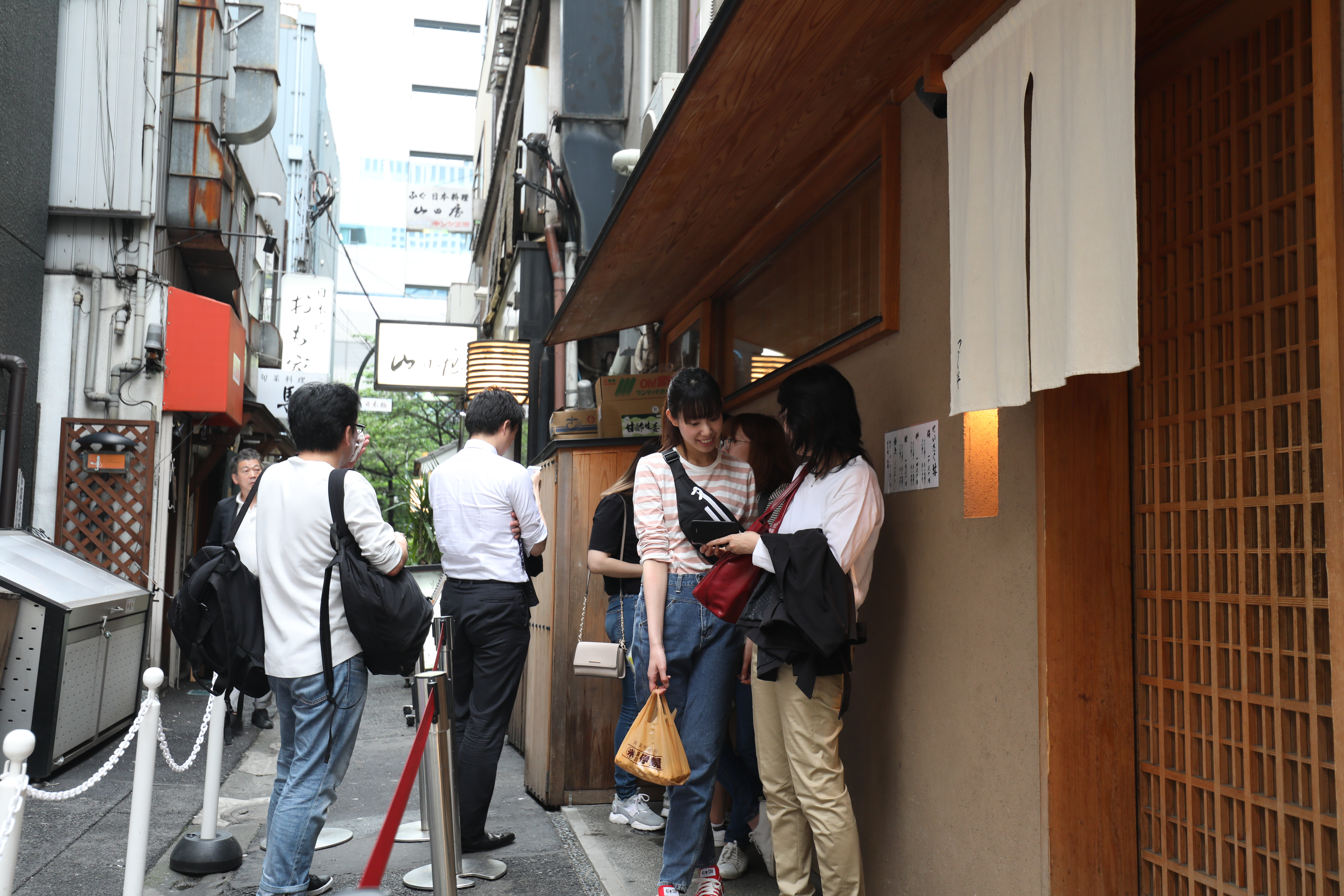 平日下午時段，門口已經出現排隊人潮，根據食評網站「食べログ」，用餐時段得排上至少一個半小時。