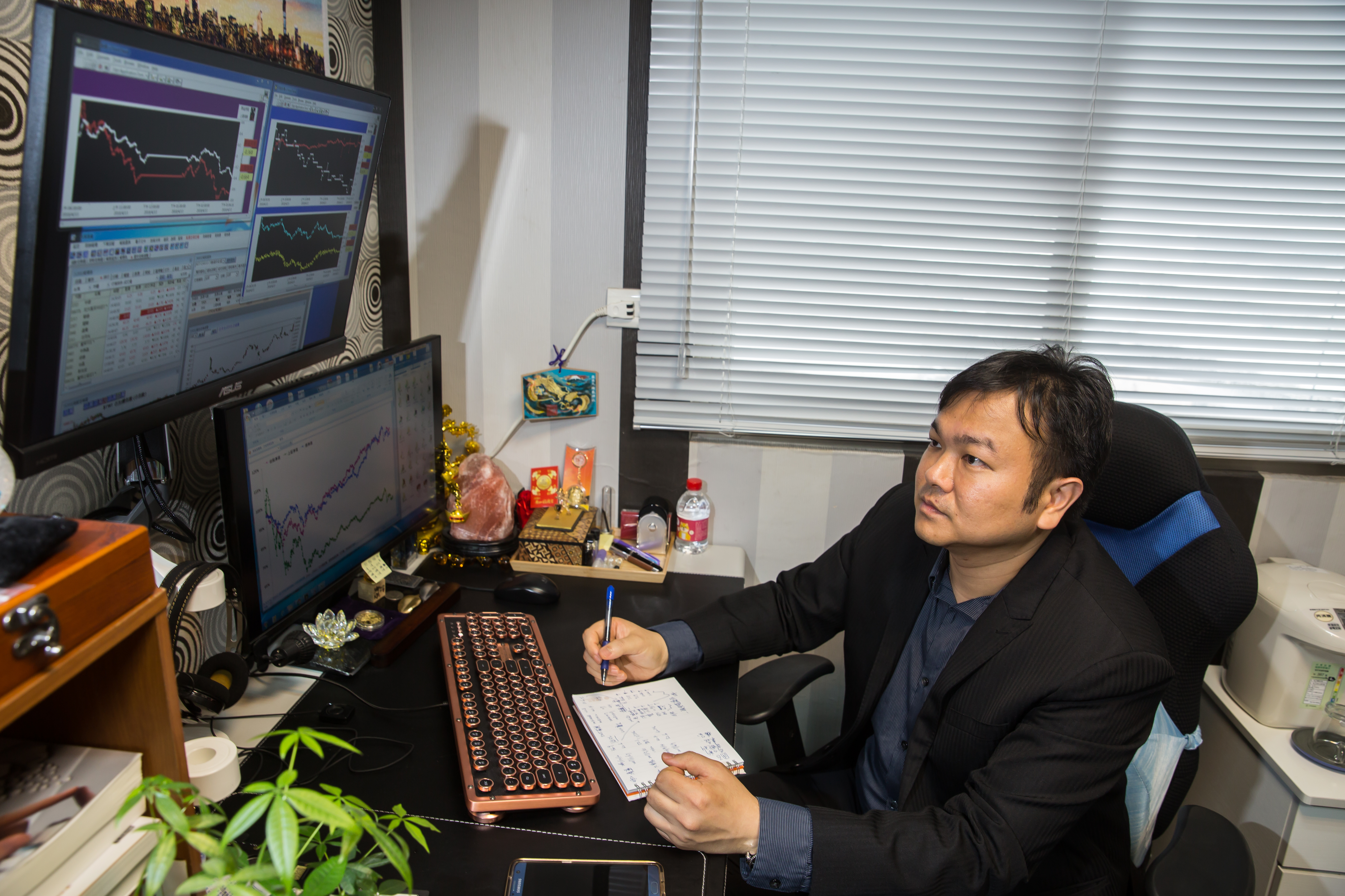 劉少勳編寫程式,抓大量的財報數據來分析,找出基本面良好的公司,在這些好公司被低估時大膽買進。