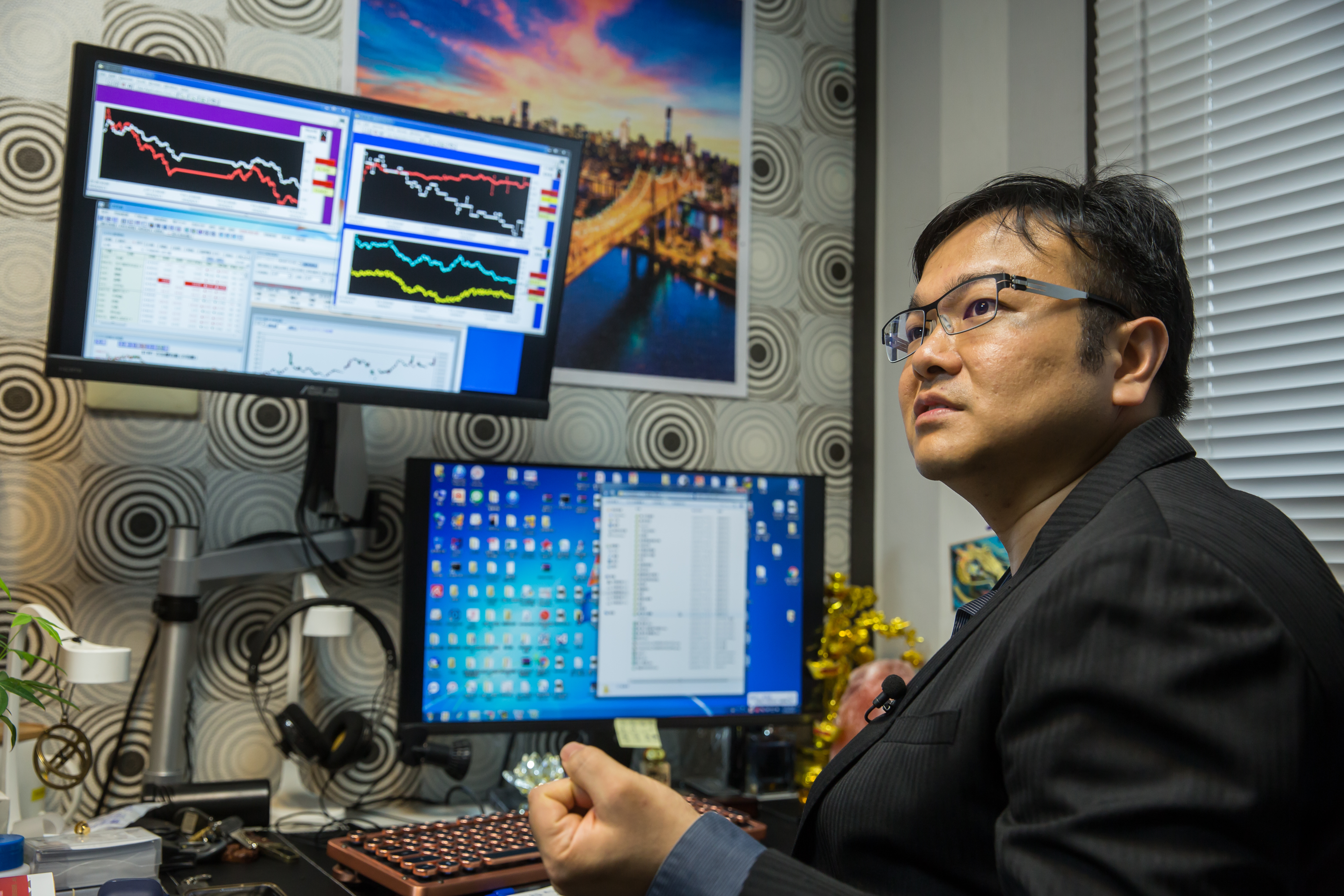 劉少勳用4台電腦，每天24小時蒐集超過千萬筆資料，從中挑出被低估的價值型股票。