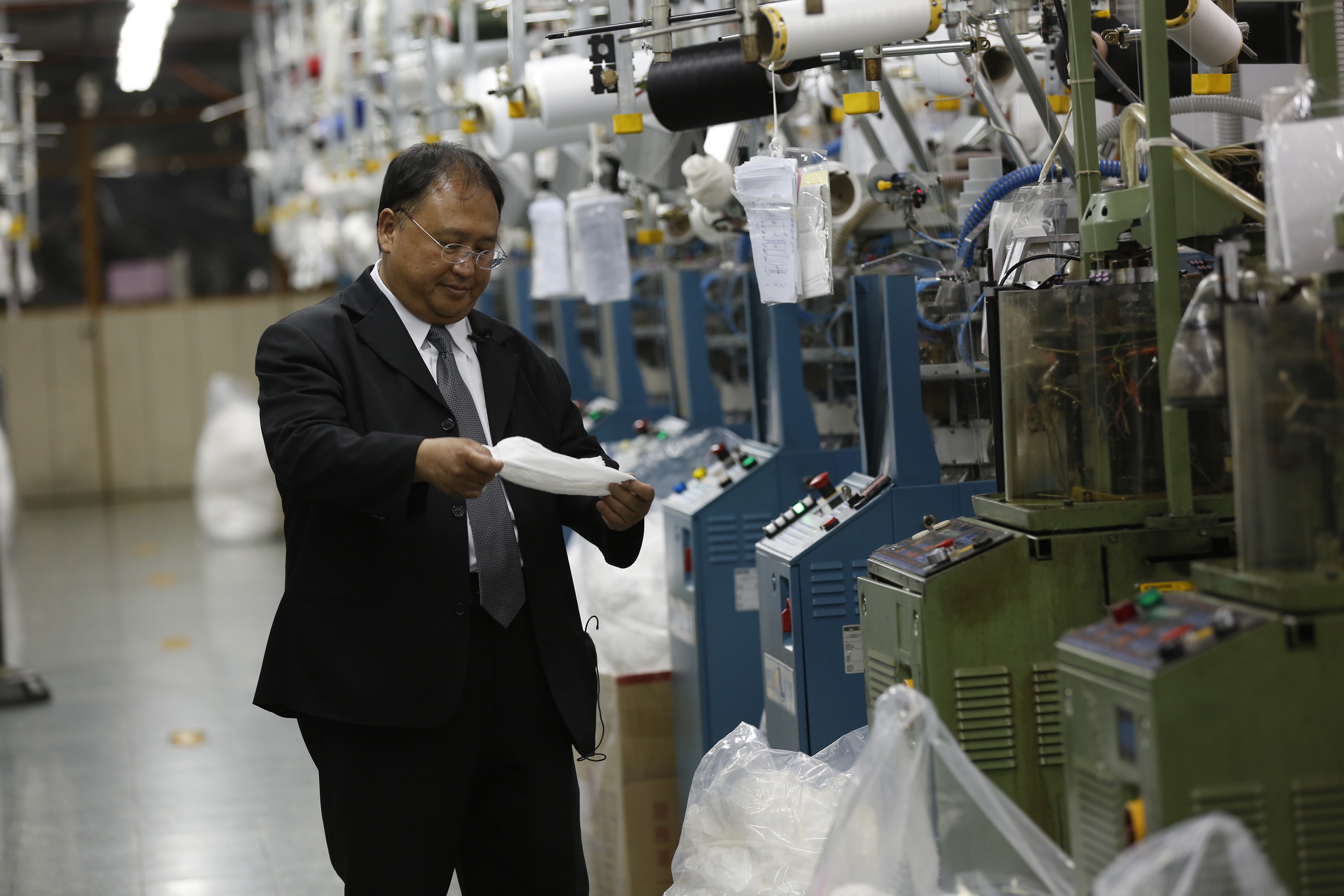 魏平儀將工廠生產交由大弟魏平穎負責，彼此互為職務代理人。