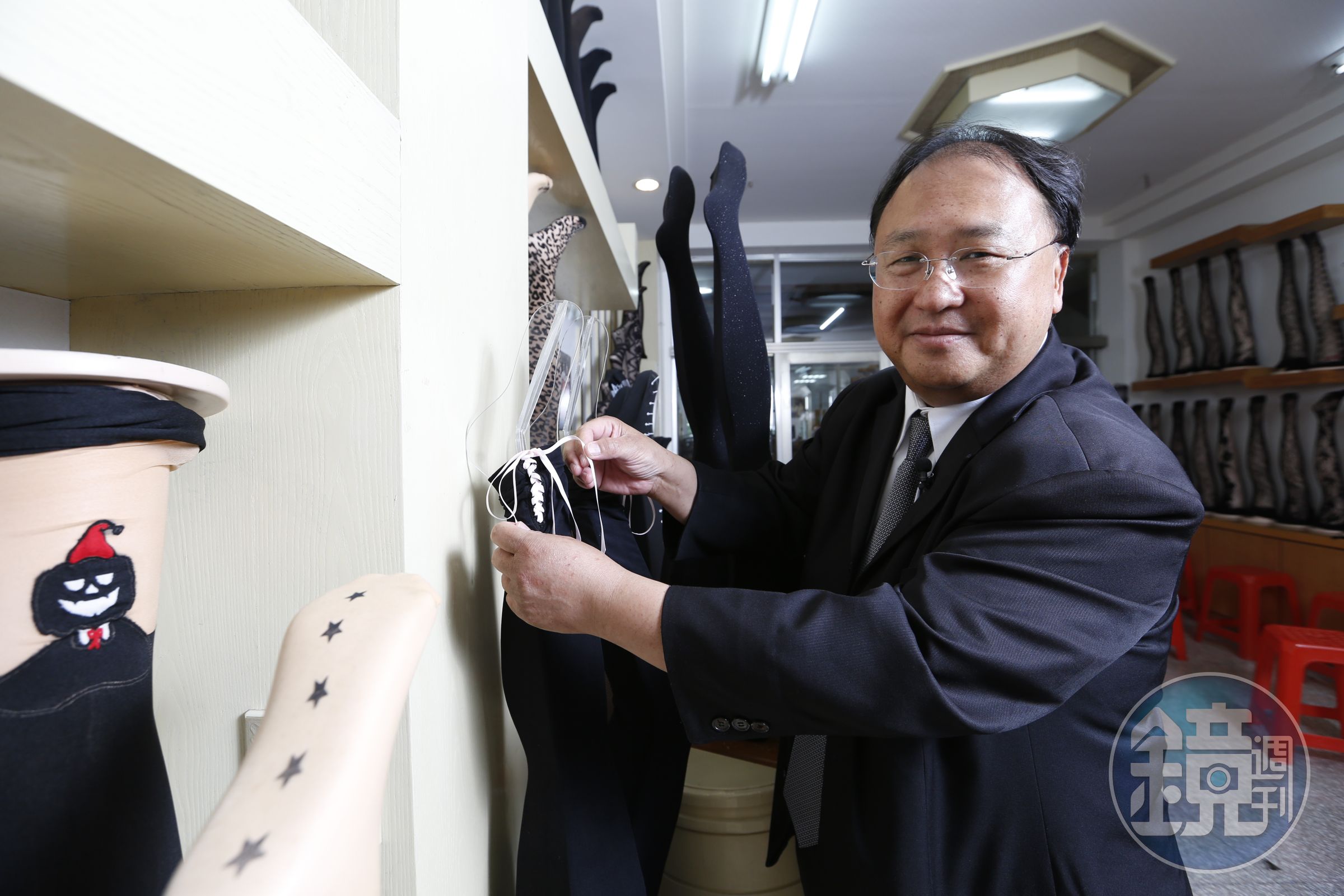 魏平儀展示與VICTORIA'S SECRET、ANNA SUI雙品牌合作的緞帶絲襪。 