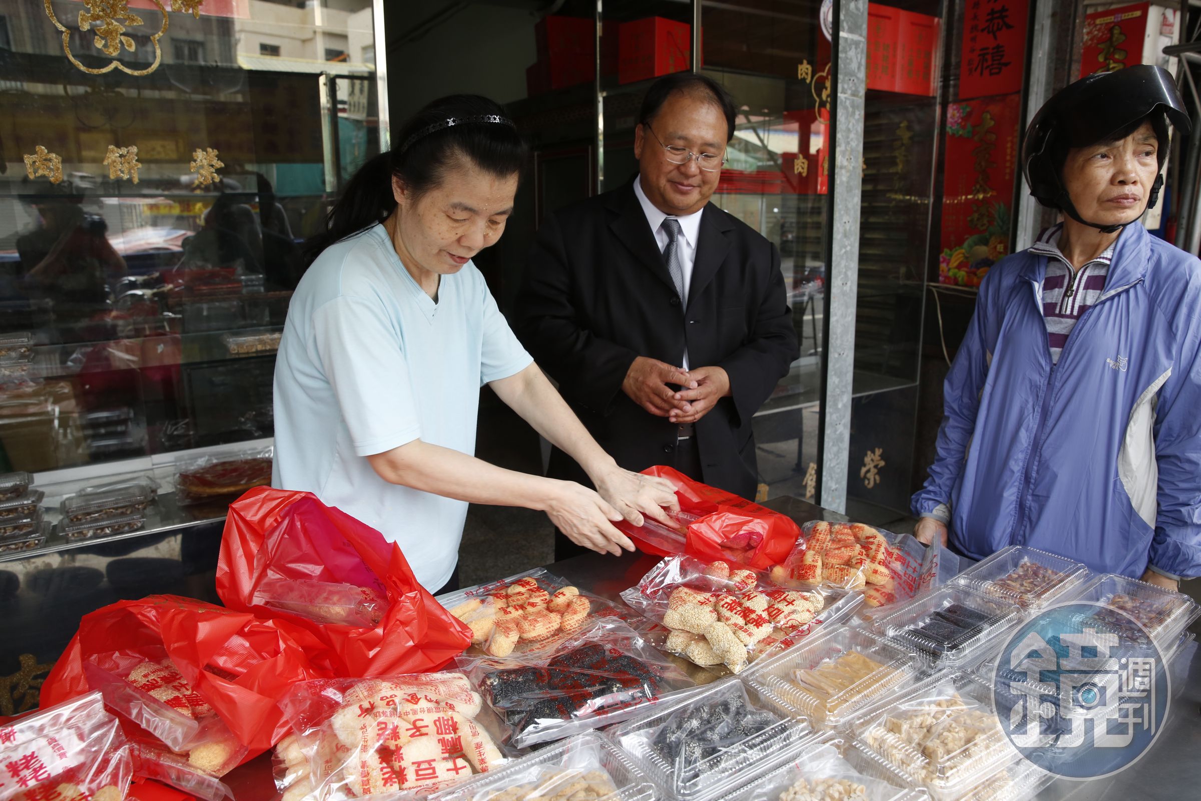 魏平儀常常光顧百年老店「肉餅榮」，是他的甜食心頭好。