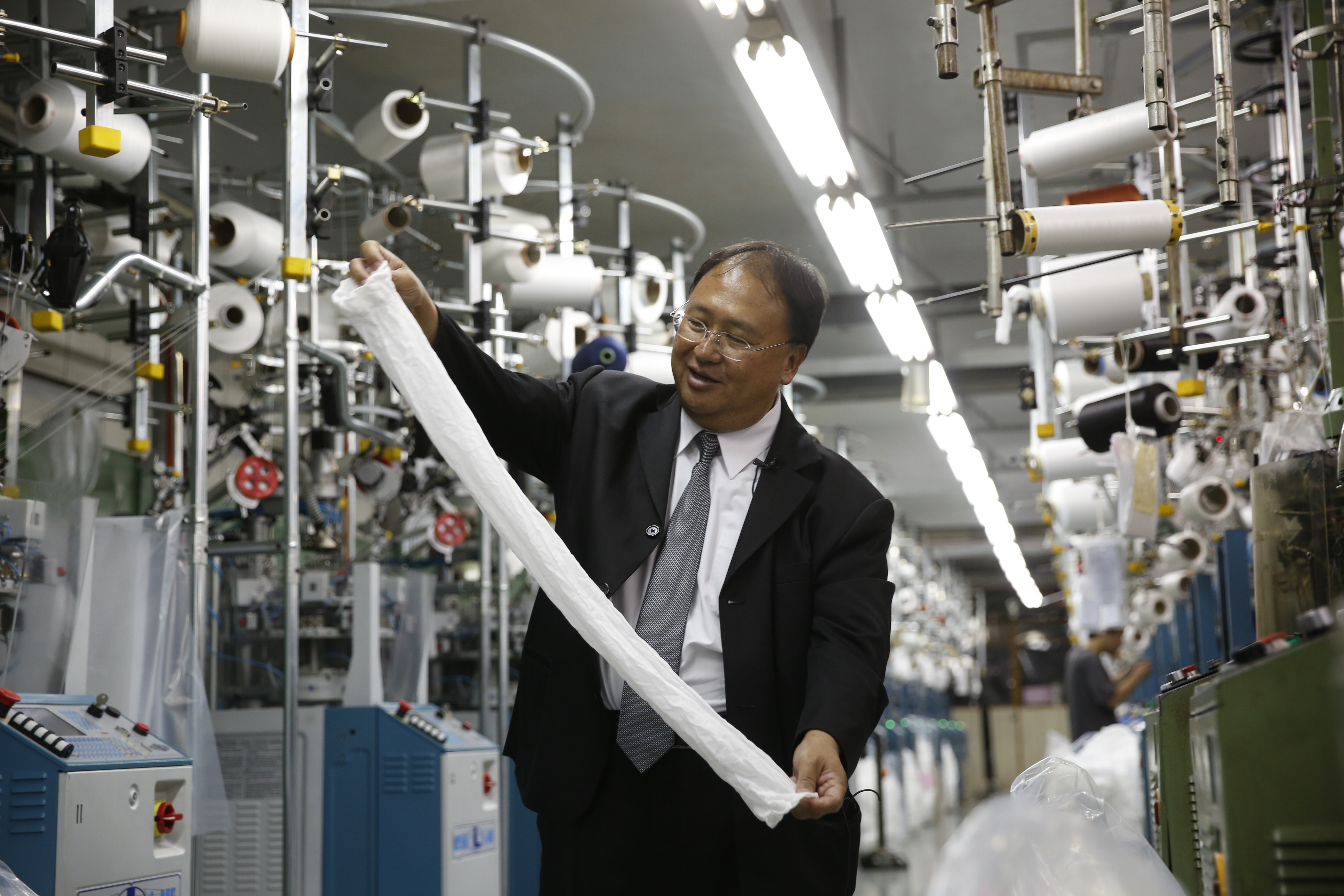 魏平儀在廠內為客戶設立專屬發貨倉庫，為客戶節省成本。