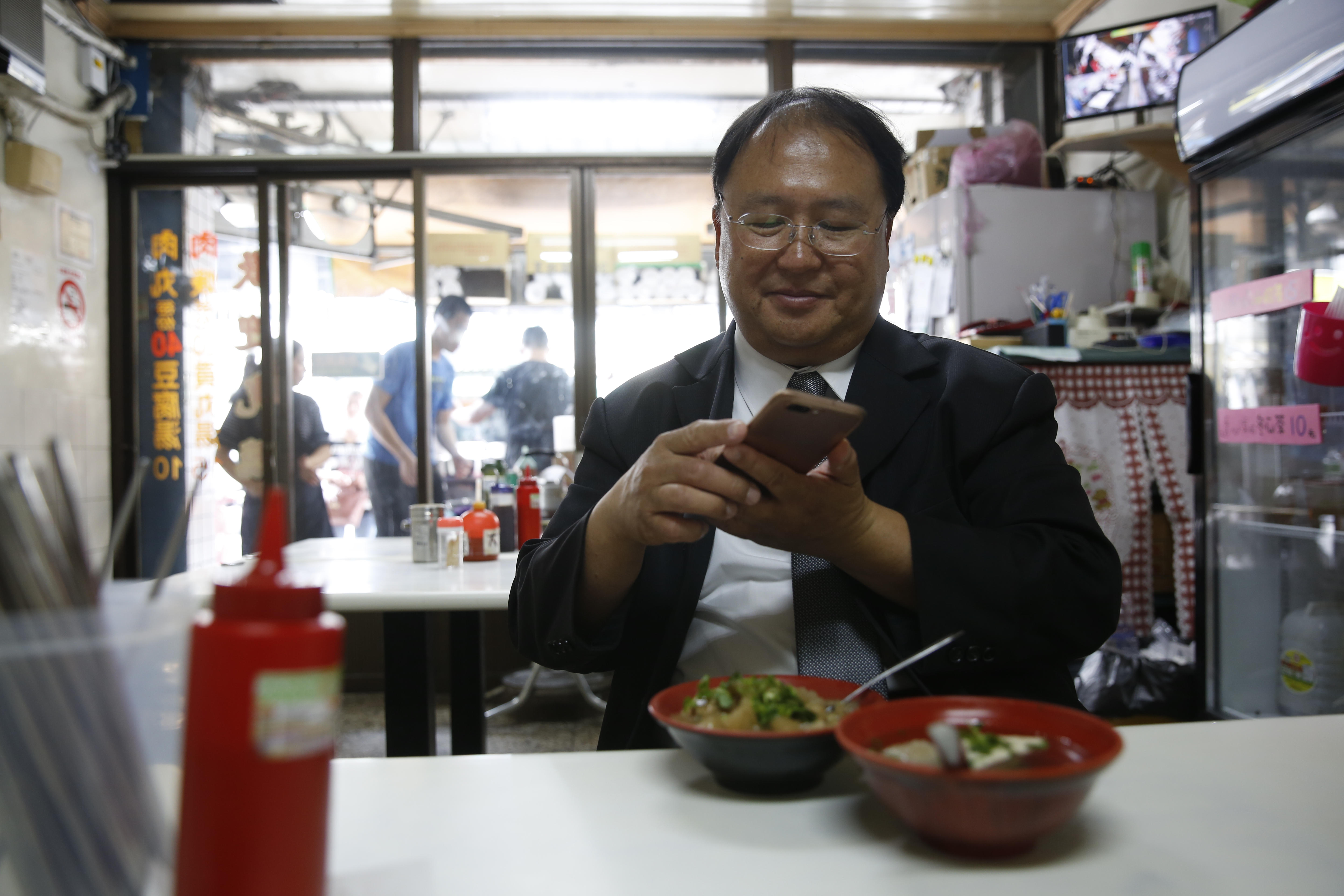 魏平儀平日中午都吃公司附近的肉圓和米糕，開動前習慣性用手機拍照，記錄生活。