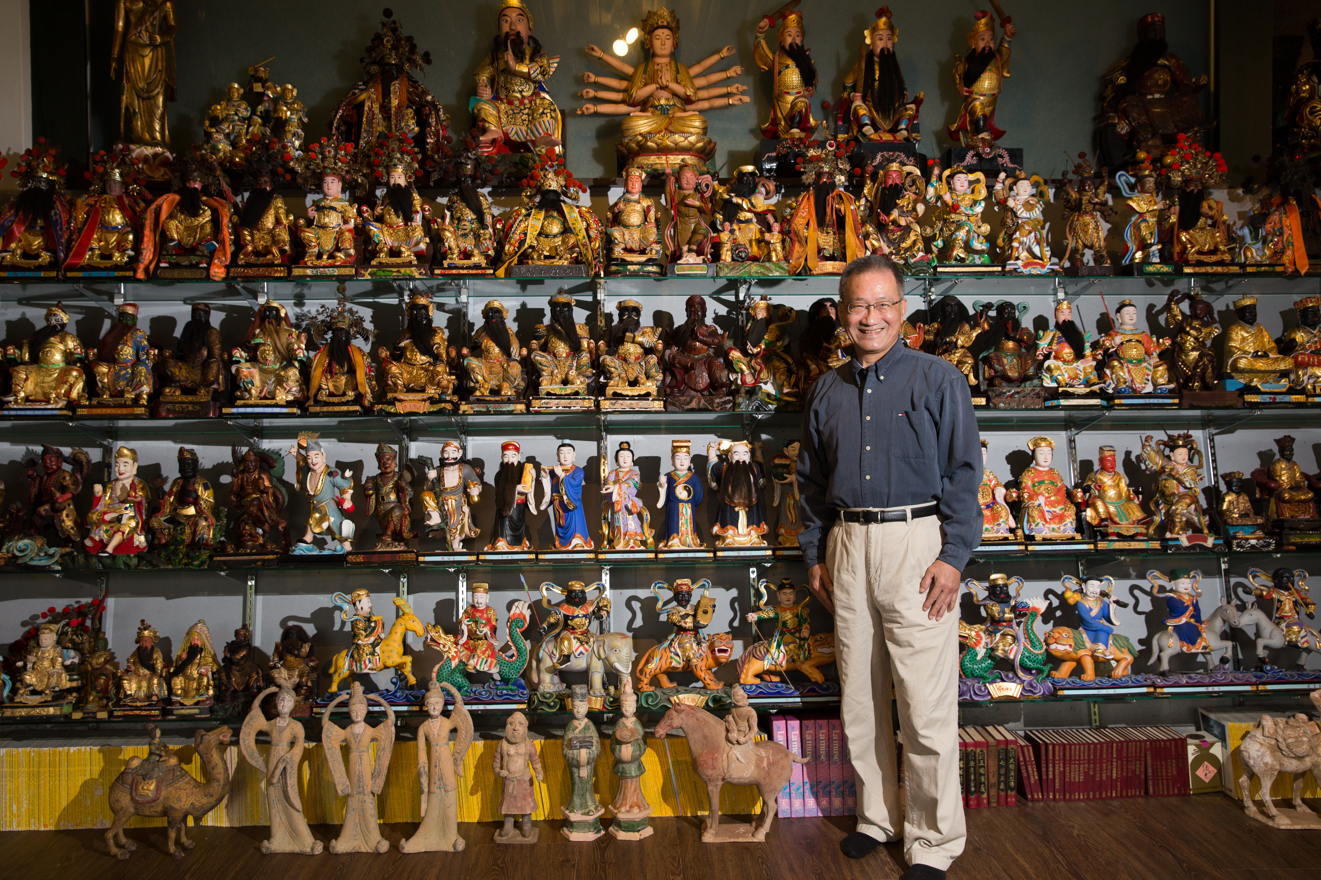 放了近600尊落難神明在家，李家維完全沒在怕，一方面純粹欣賞祂們的工藝美觀，另一方面探尋的民俗掌故。