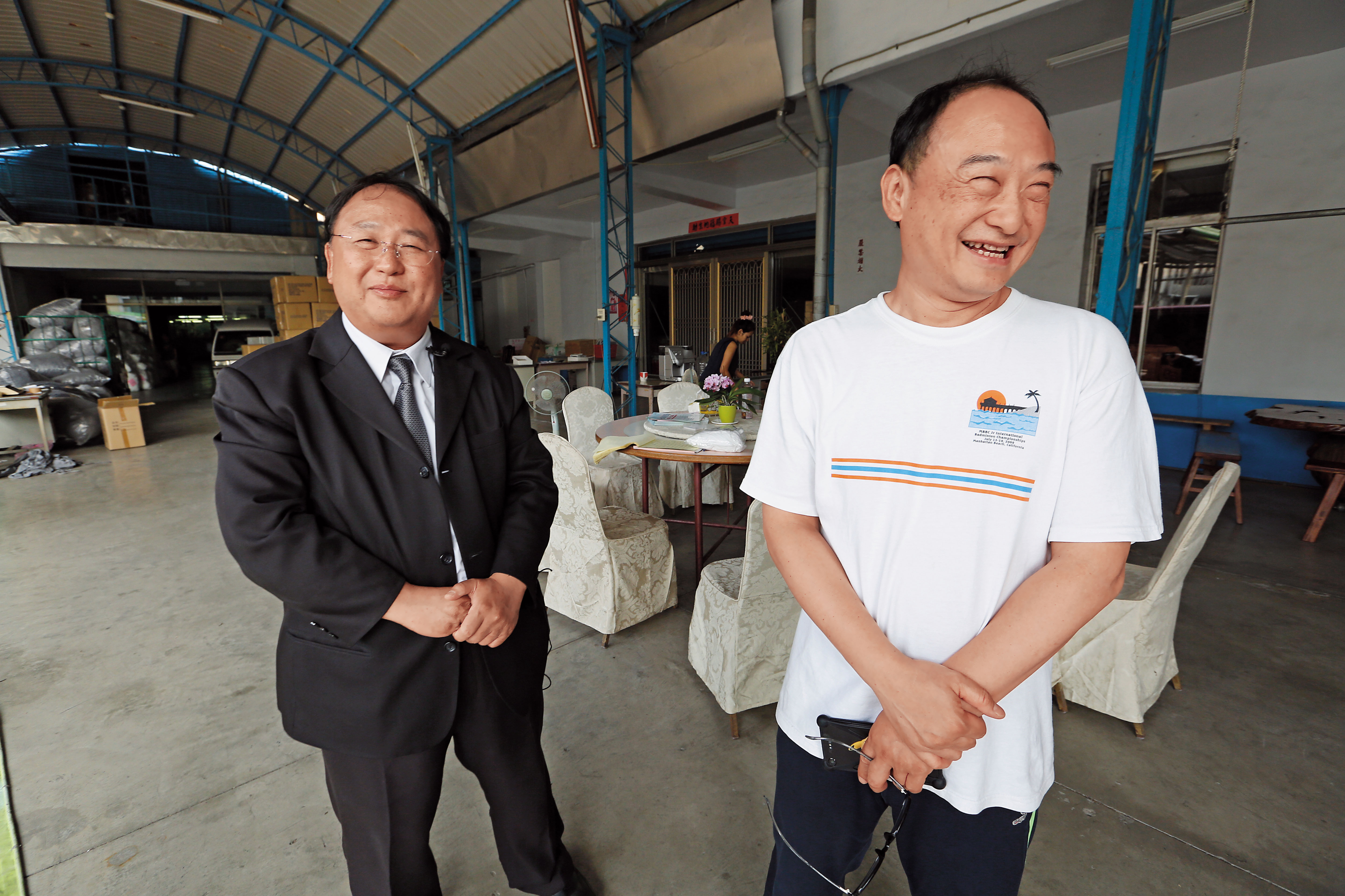魏平儀（左）、魏平穎（右）坐鎮社頭生產基地，兄弟合力服務全球客戶。