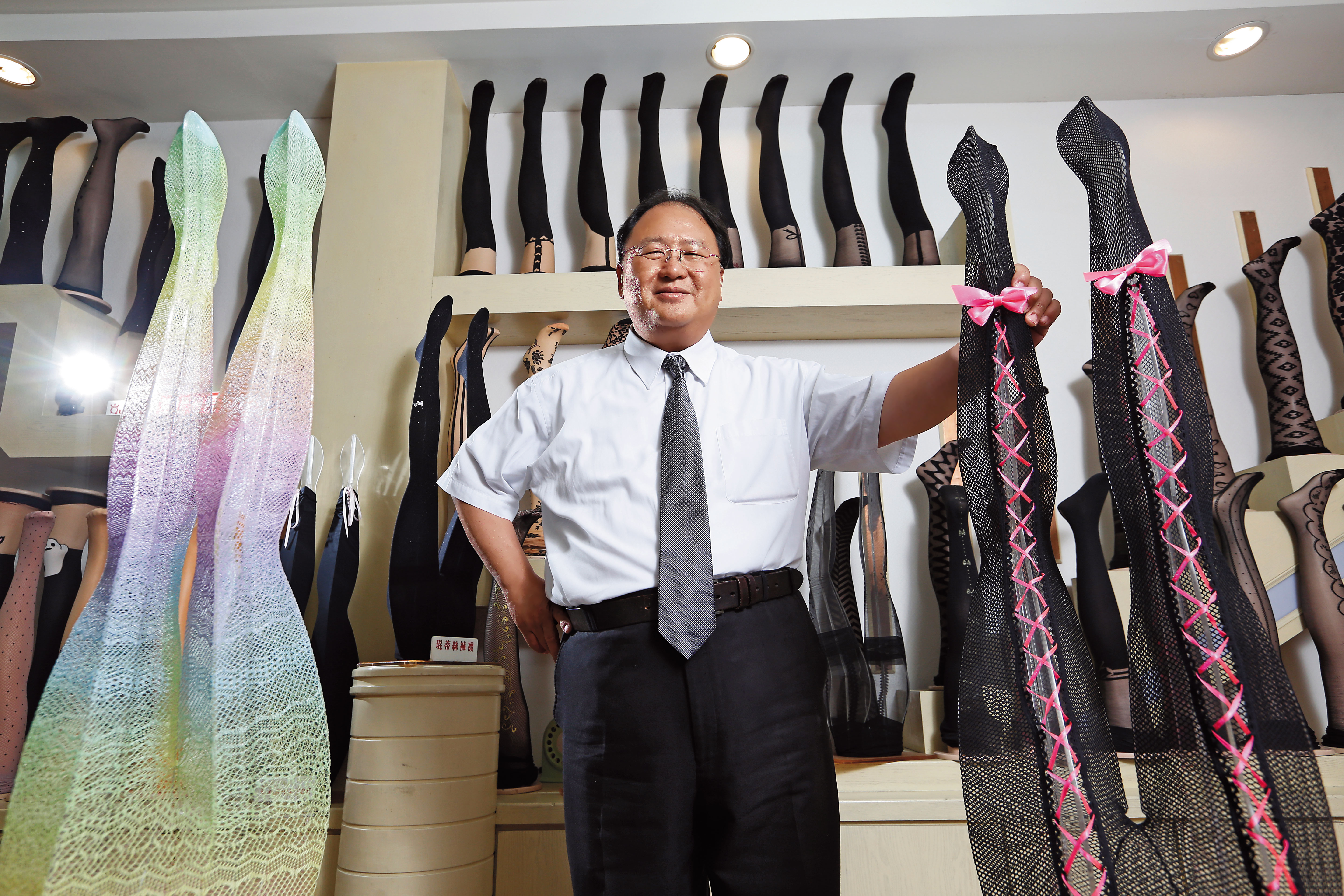 琨蒂絲工業董事長魏平儀出身社頭絲襪世家，集團也是亞洲最大網襪生產商。