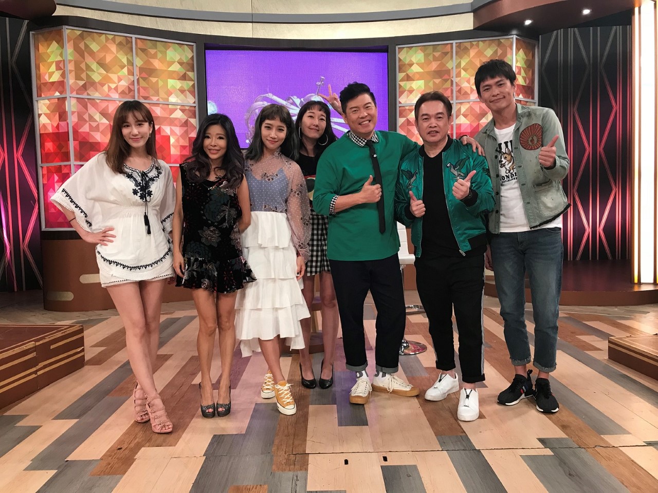 康康被誤以為私生活不檢點，鄰居竟然連署不要把房子賣給他。（衛視提供）