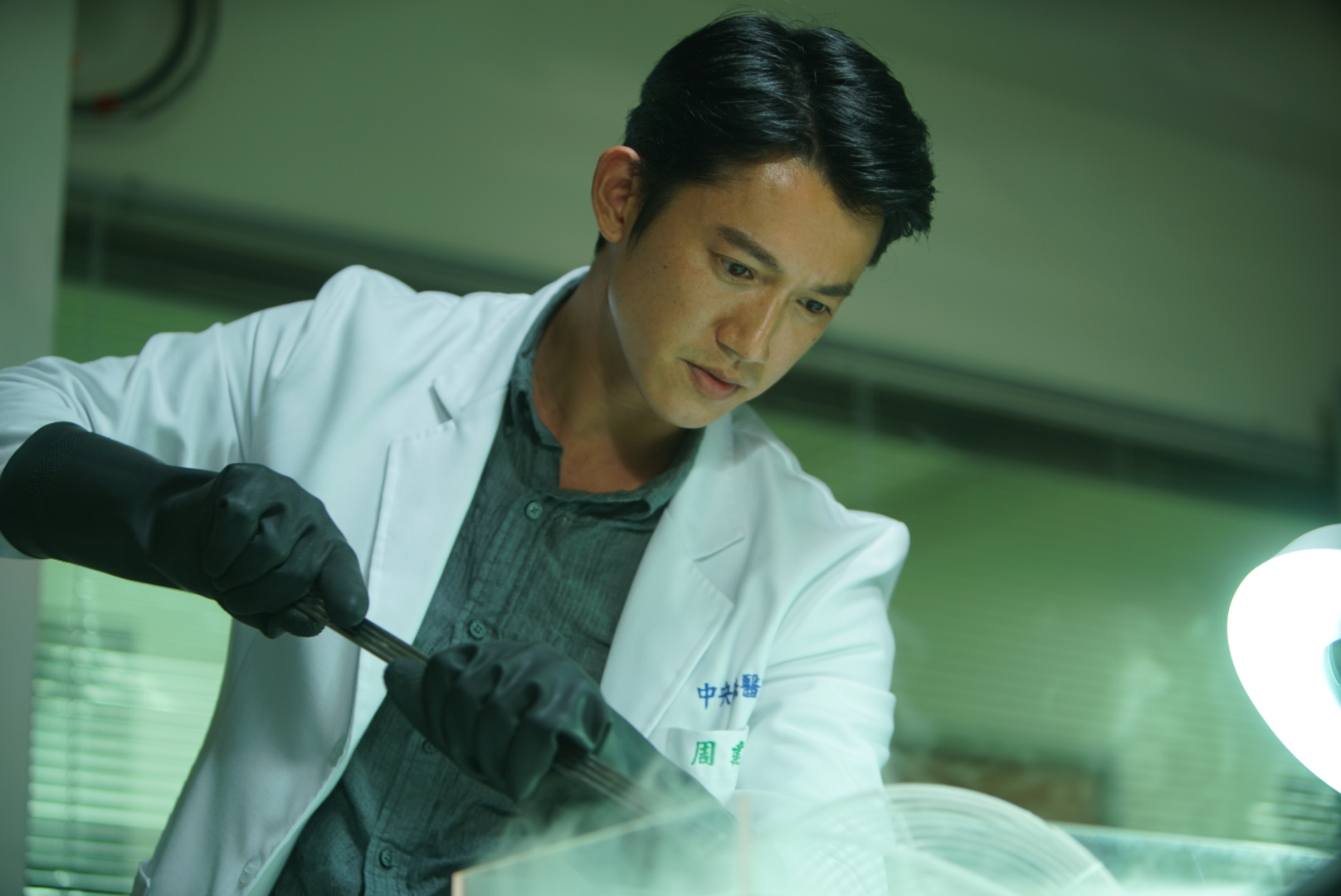 吳慷仁在《引爆點》中飾演法醫，為了祈求拍攝順利，他還與監製、導演等人改吃素。（闊世電影提供）