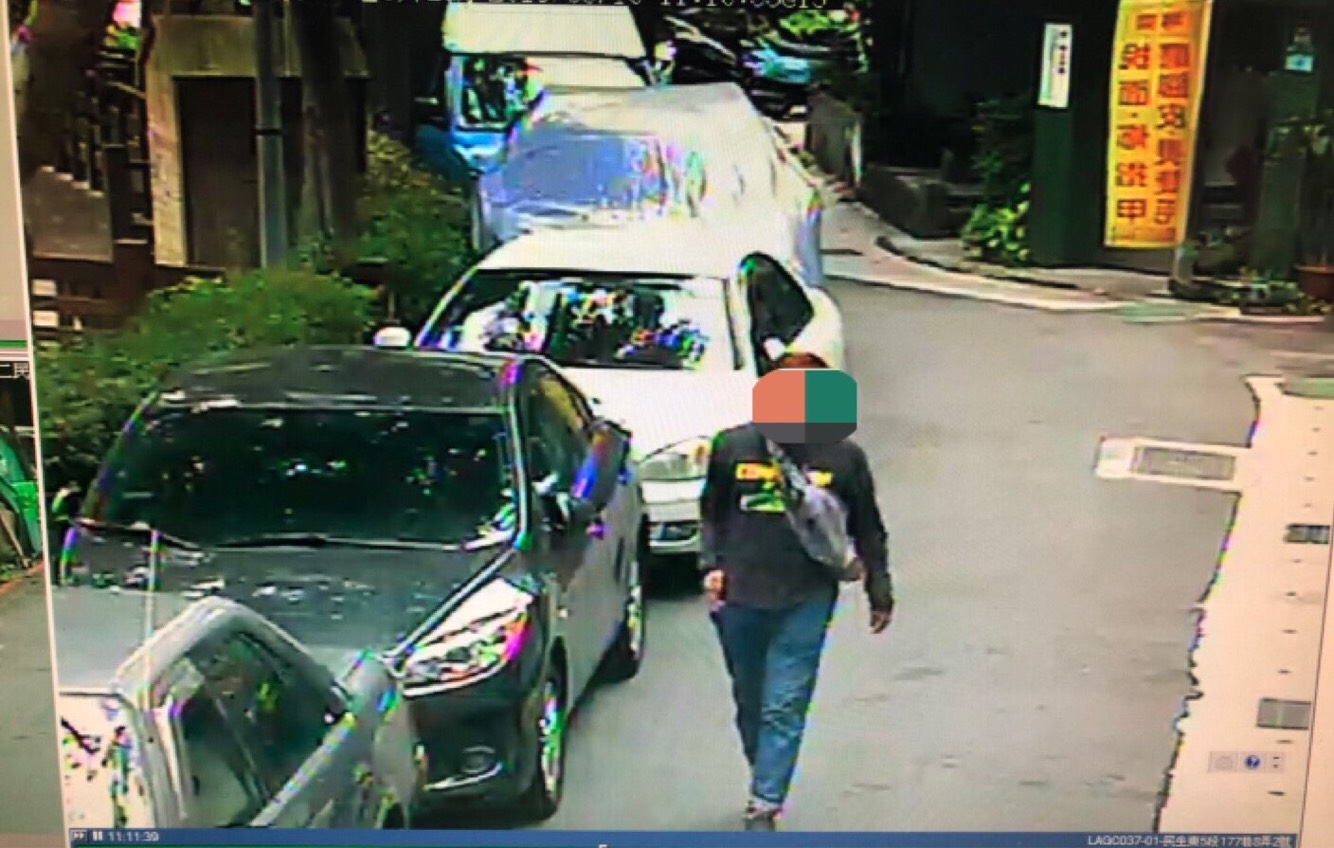 莊姓男子與婦人面交後，走到民生東路上搭乘一輛轎車。(松山分局提供)