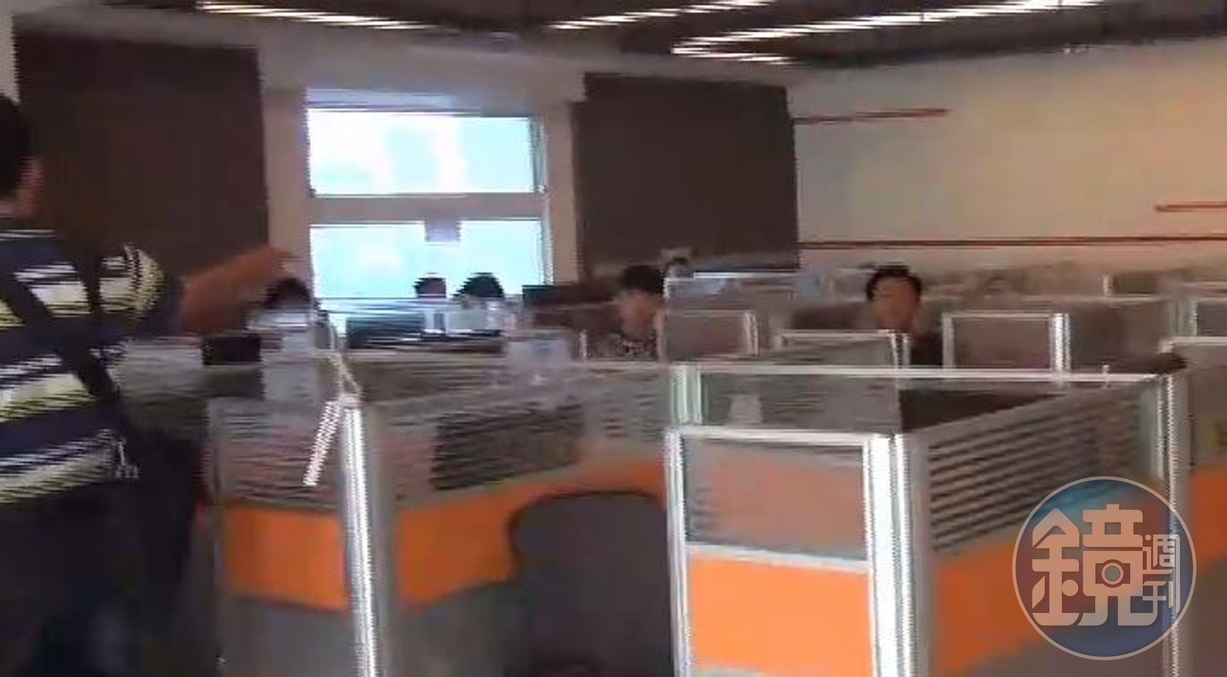 警方調查，「call客」機房內清一色都是男姓，利用通訊軟體line佯裝女性與男被害人聊天。（中山分局提供）