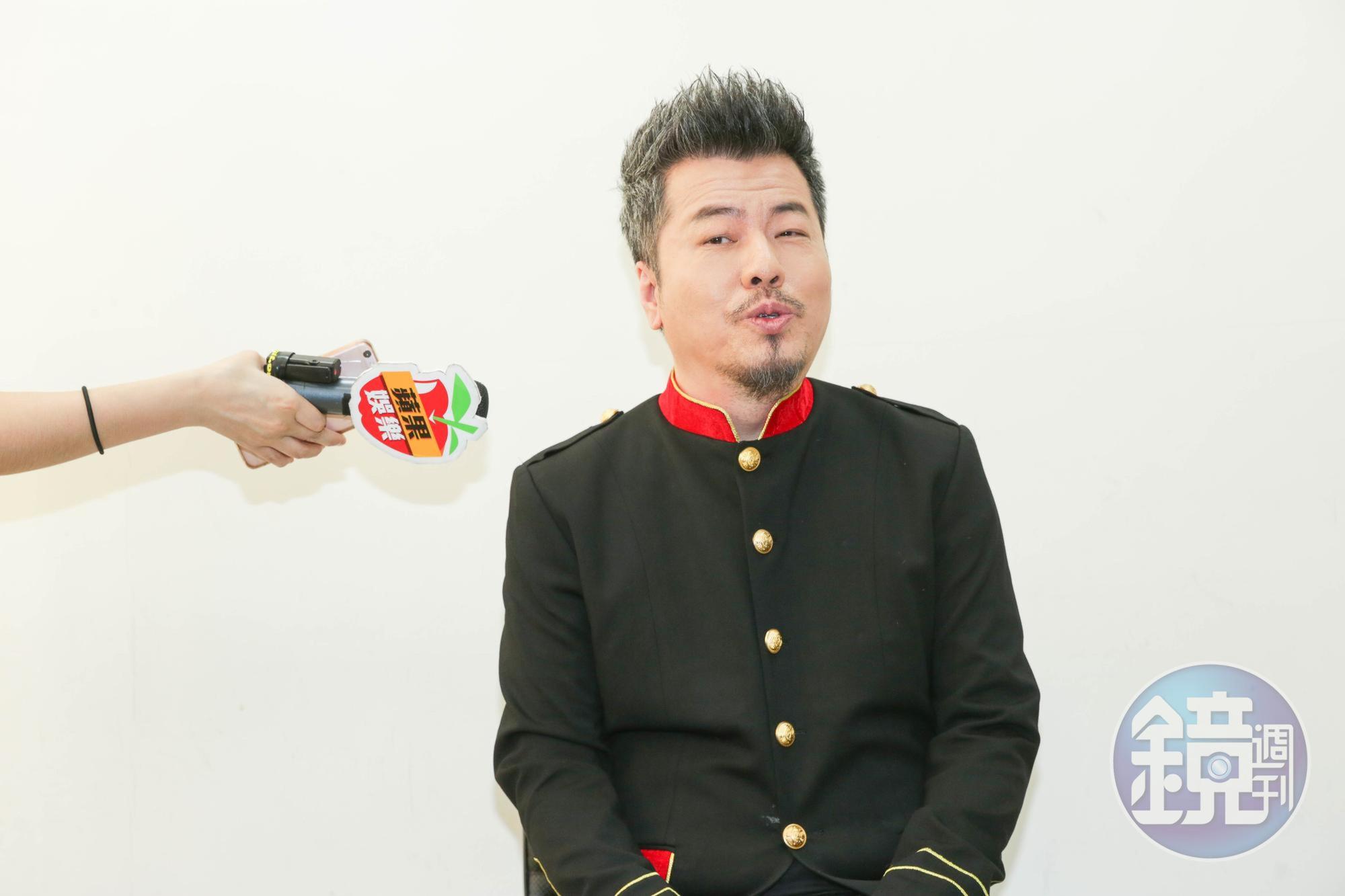 黃國倫開記者會時說自己這身服裝是「愛情少尉」捍衛他跟寇乃馨的夫妻感情。