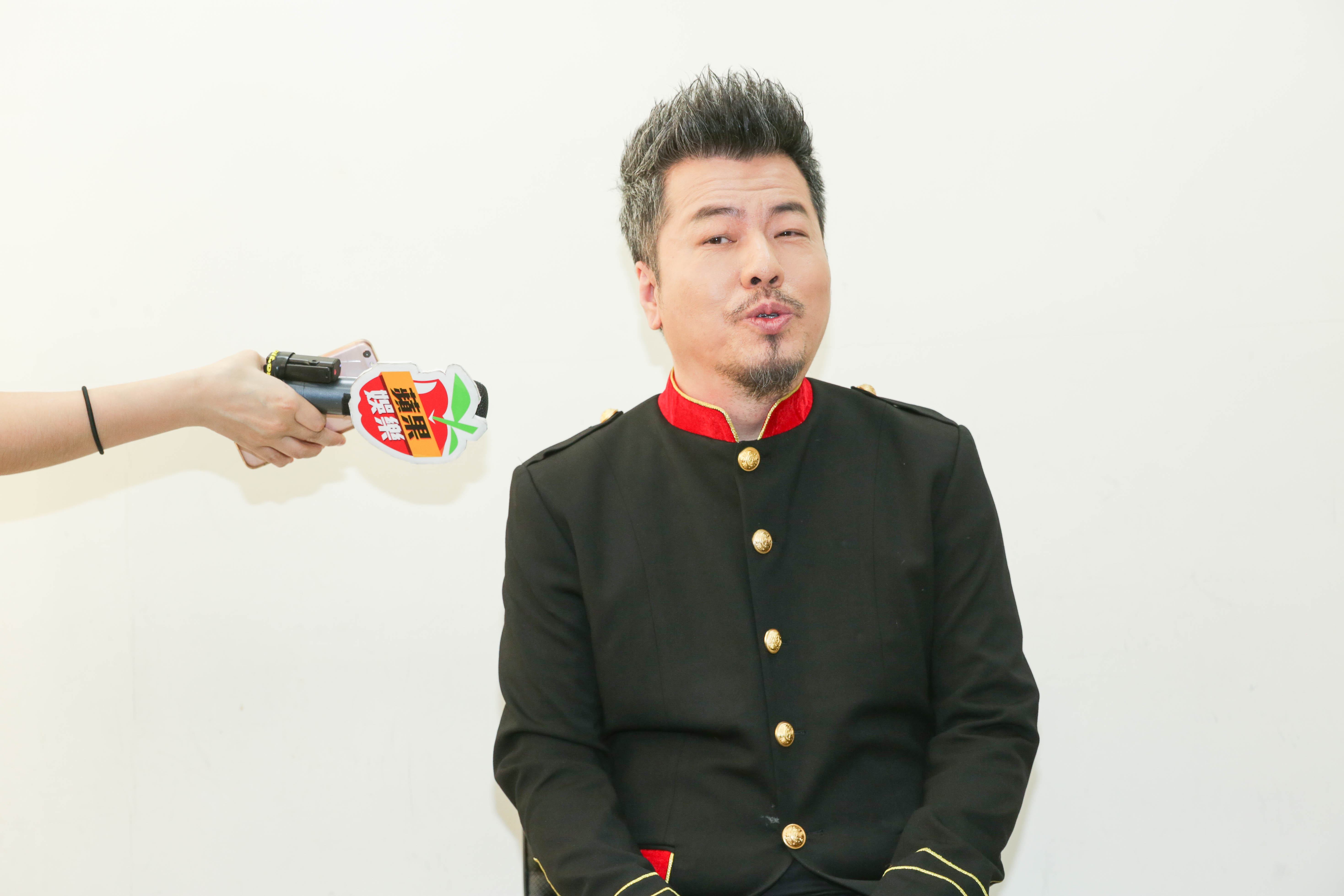 黃國倫開記者會時說自己這身服裝是「愛情少尉」捍衛他跟寇乃馨的夫妻感情。
