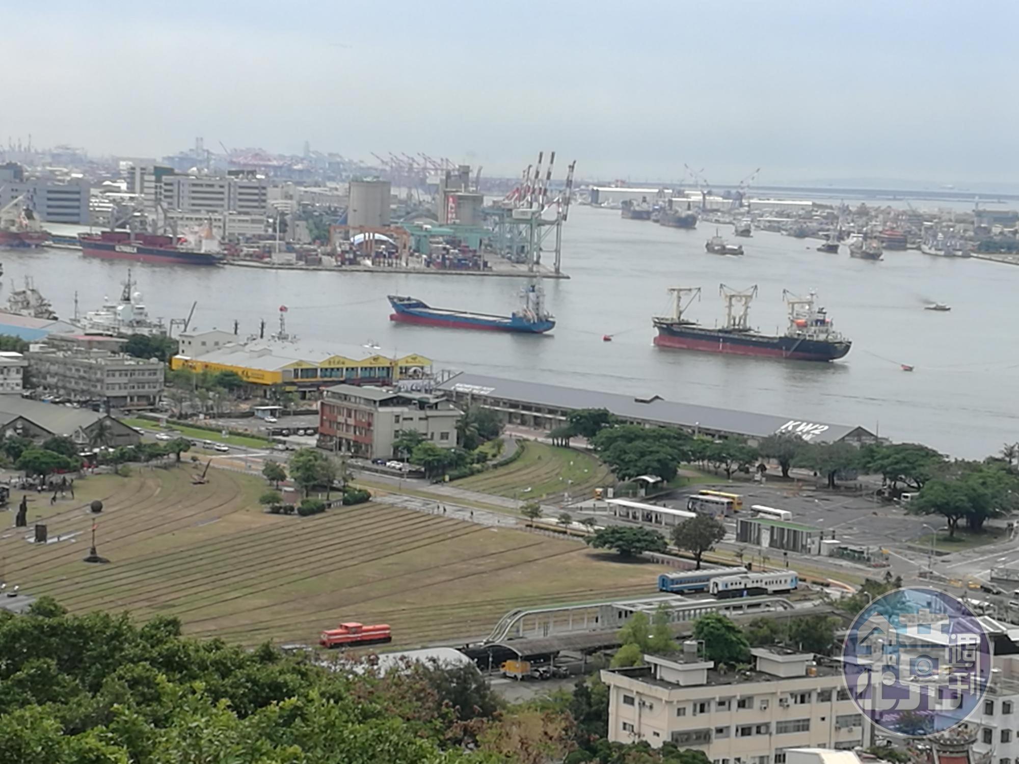 鐵道園區的鐵路,昔日擔負起連結港邊倉庫及高雄港口的重要運輸工作。